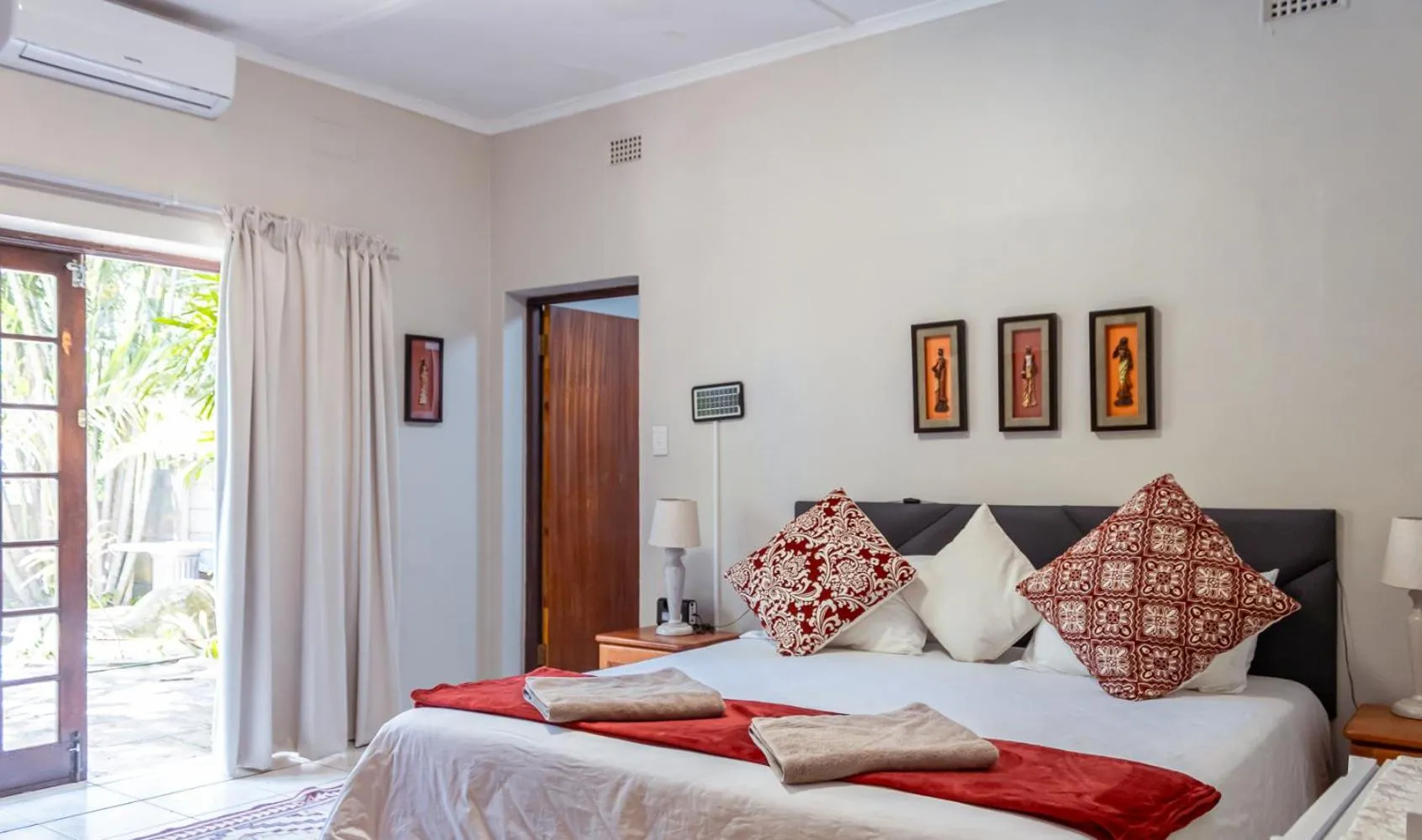 Photo of the whole room, Bed in African Dreamz Guest House