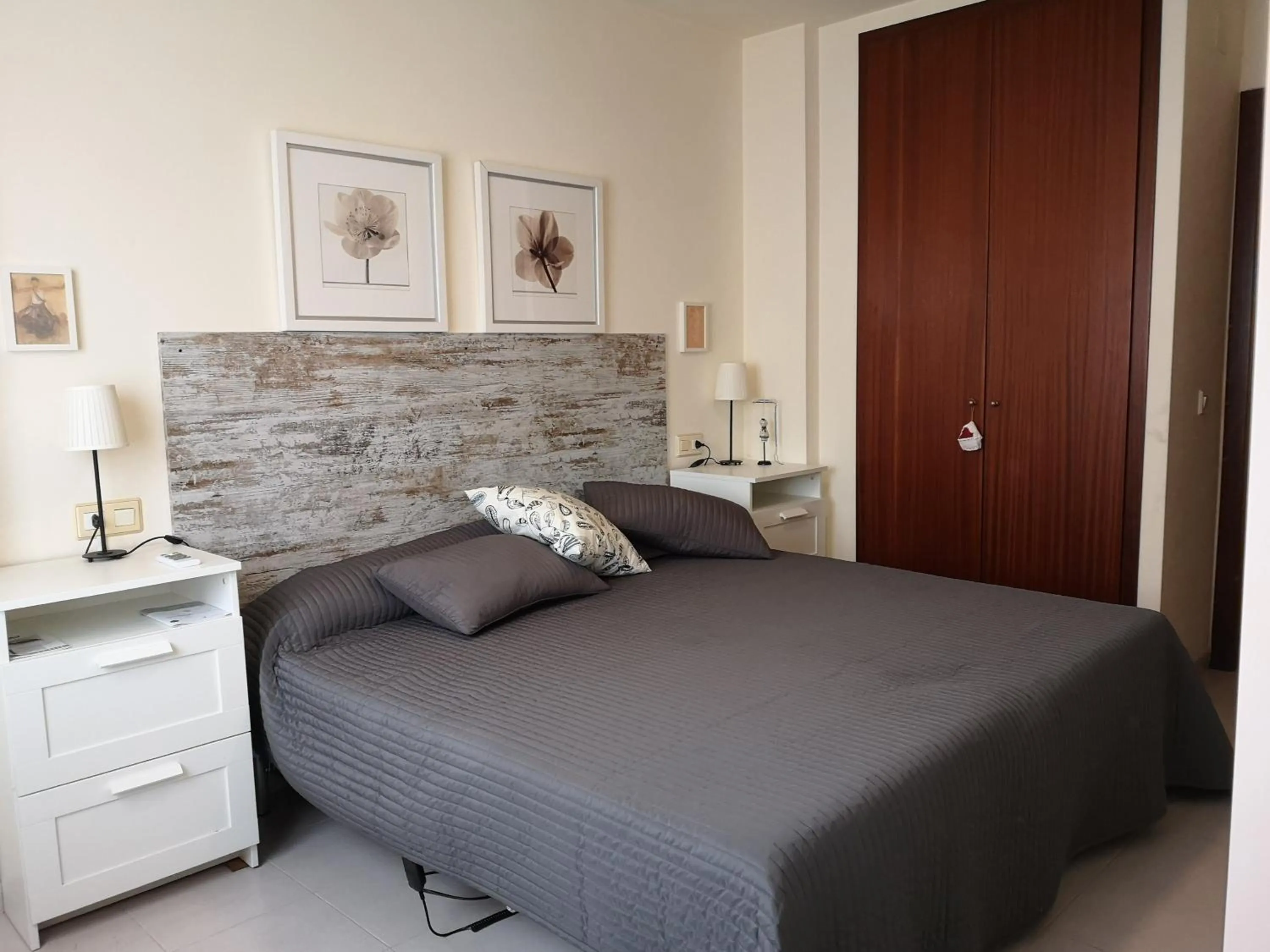 Bedroom, Bed in LLOGUER30 Apartamento Lotus, piscina y parquing