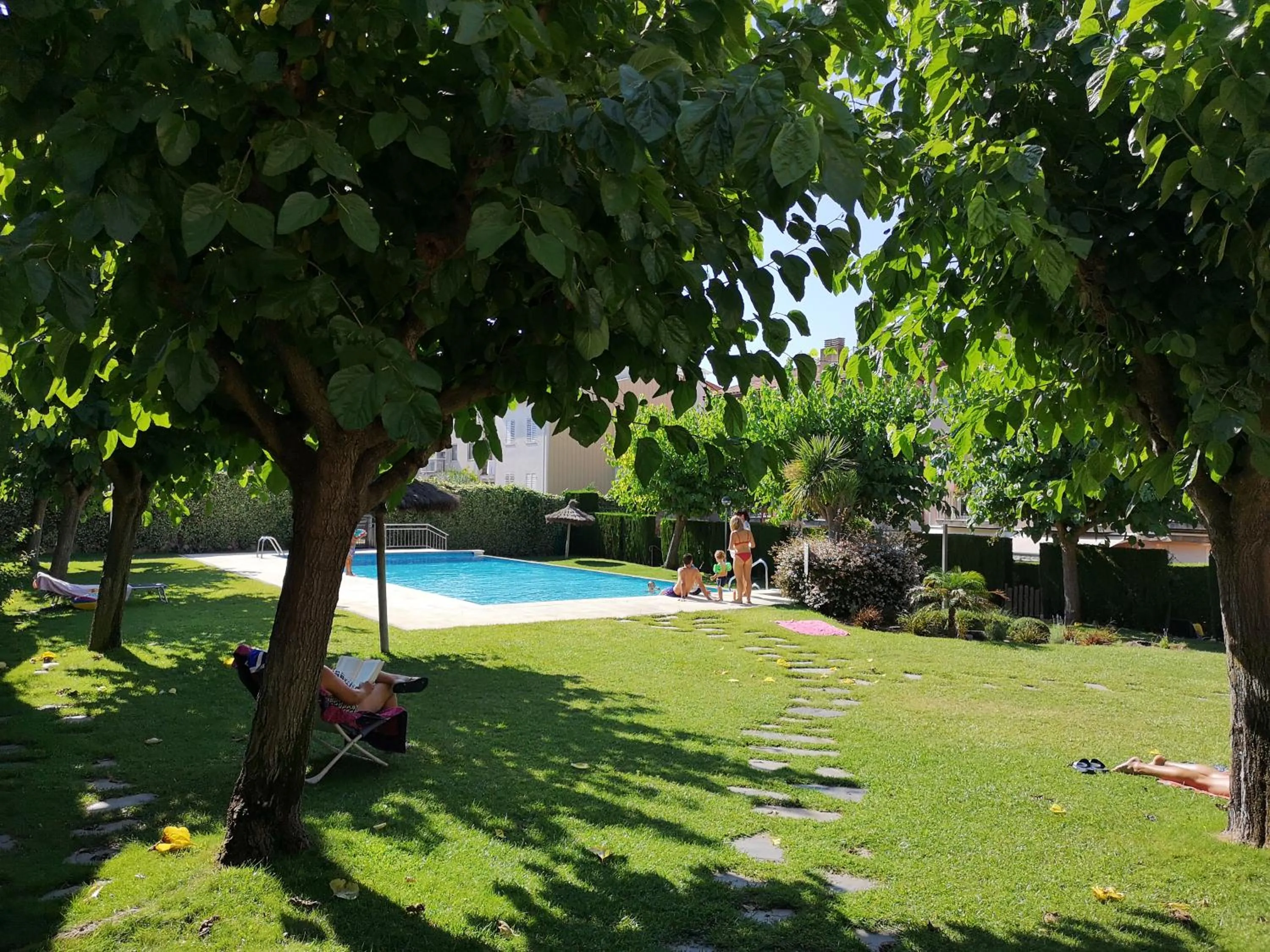 Garden in LLOGUER30 Apartamento Lotus, piscina y parquing