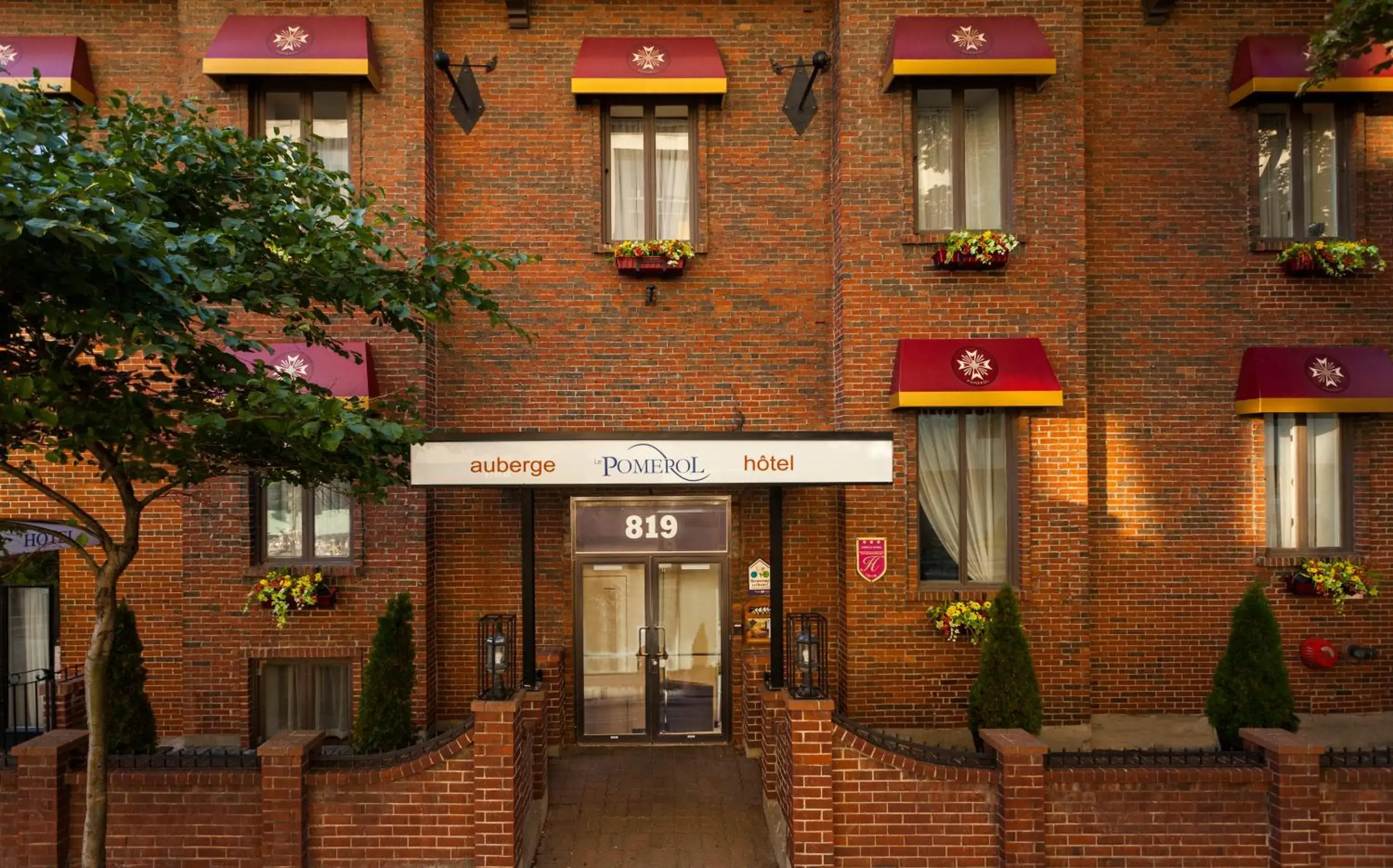 Facade/entrance in Auberge Le Pomerol