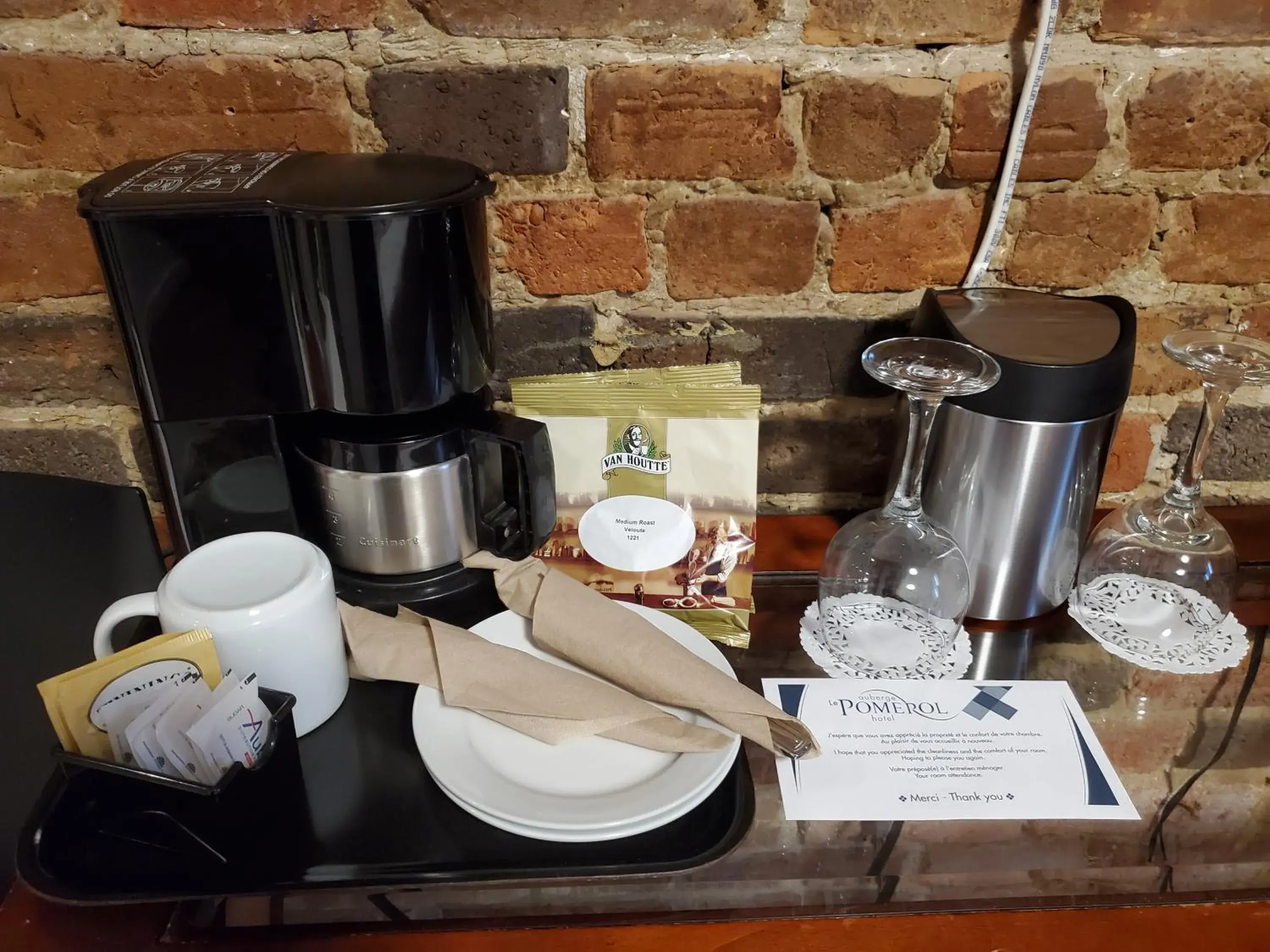 Coffee/tea facilities in Auberge Le Pomerol