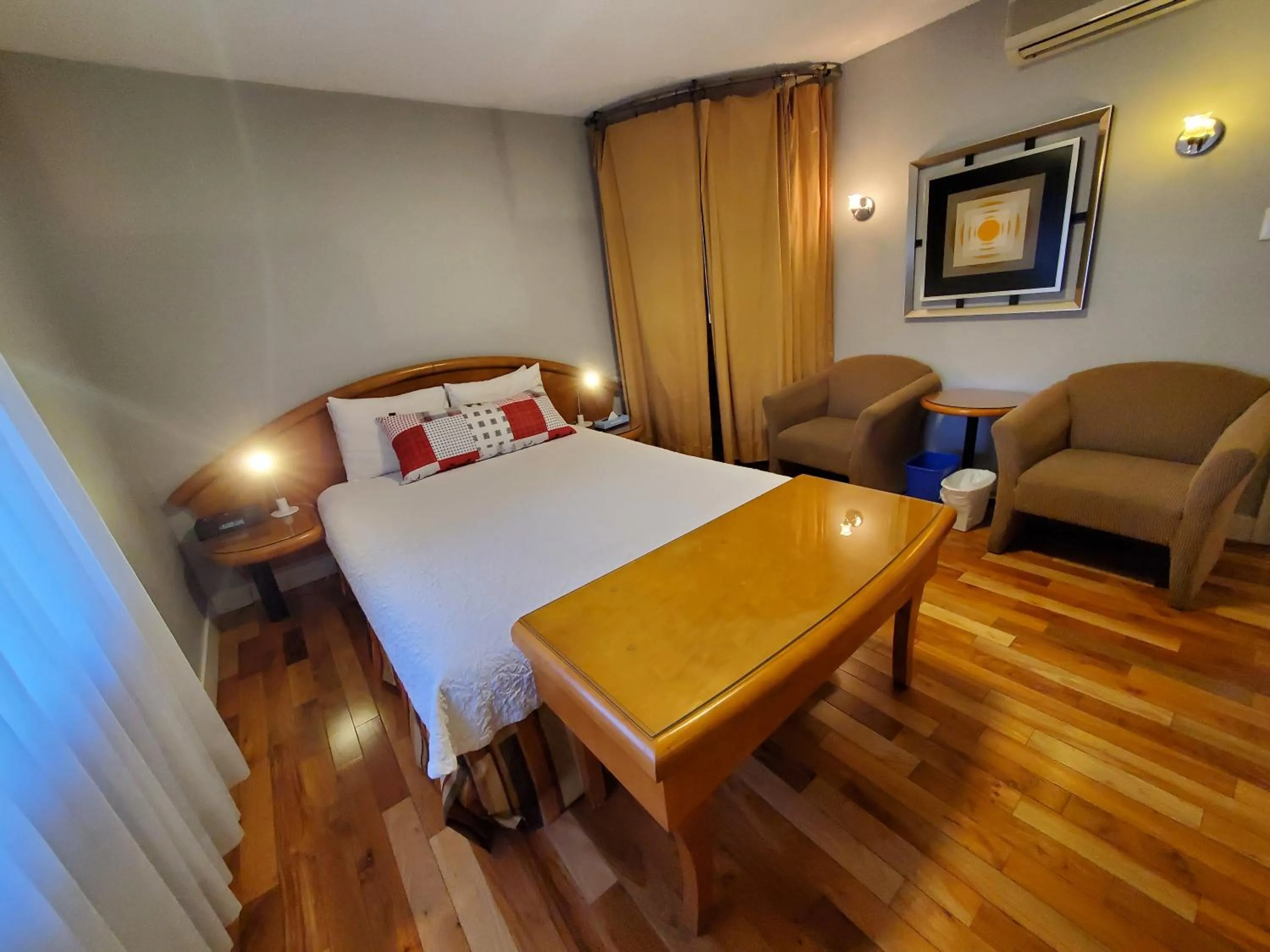 Photo of the whole room in Auberge Le Pomerol