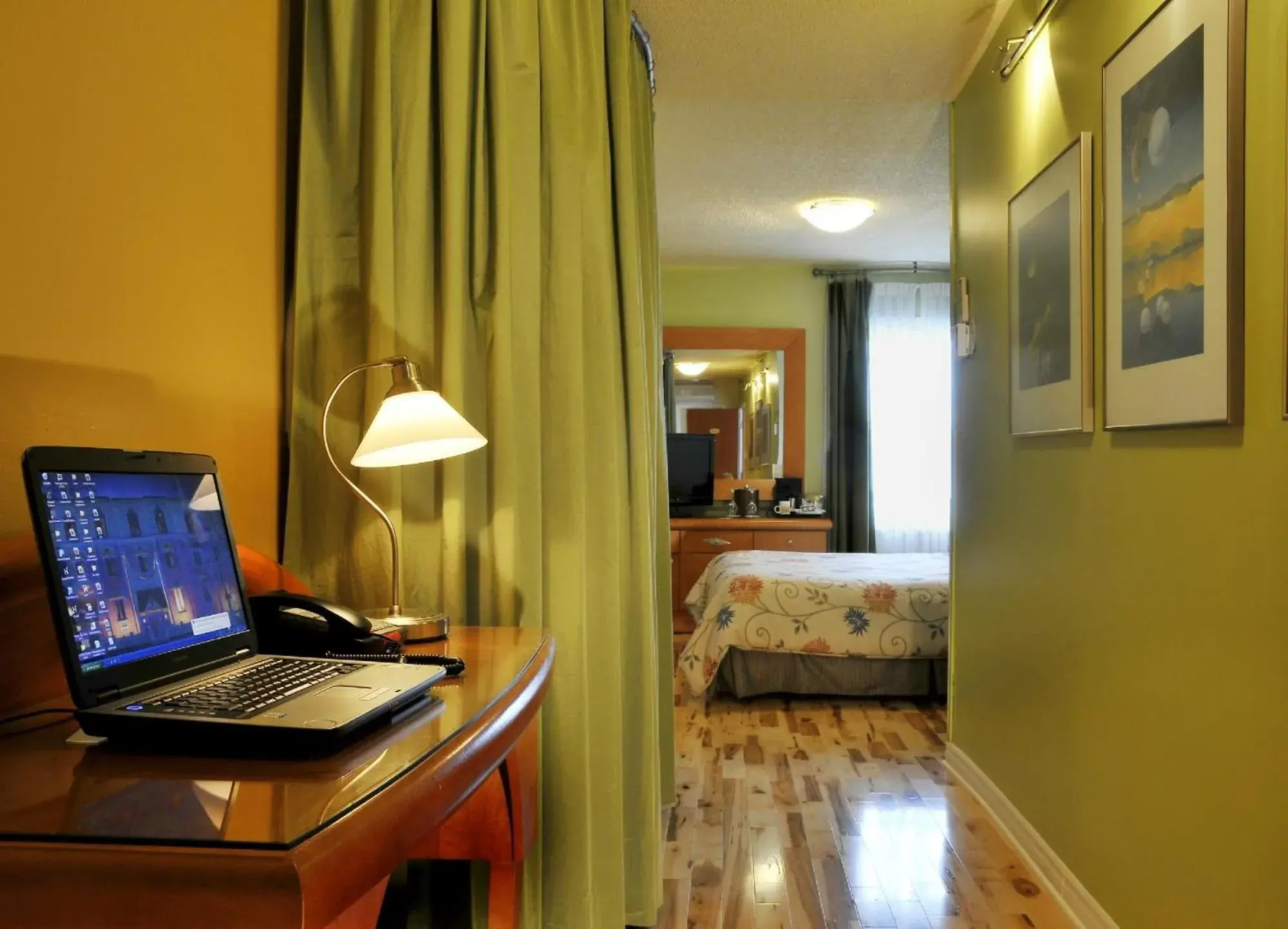 Bedroom, TV/Entertainment Center in Auberge Le Pomerol