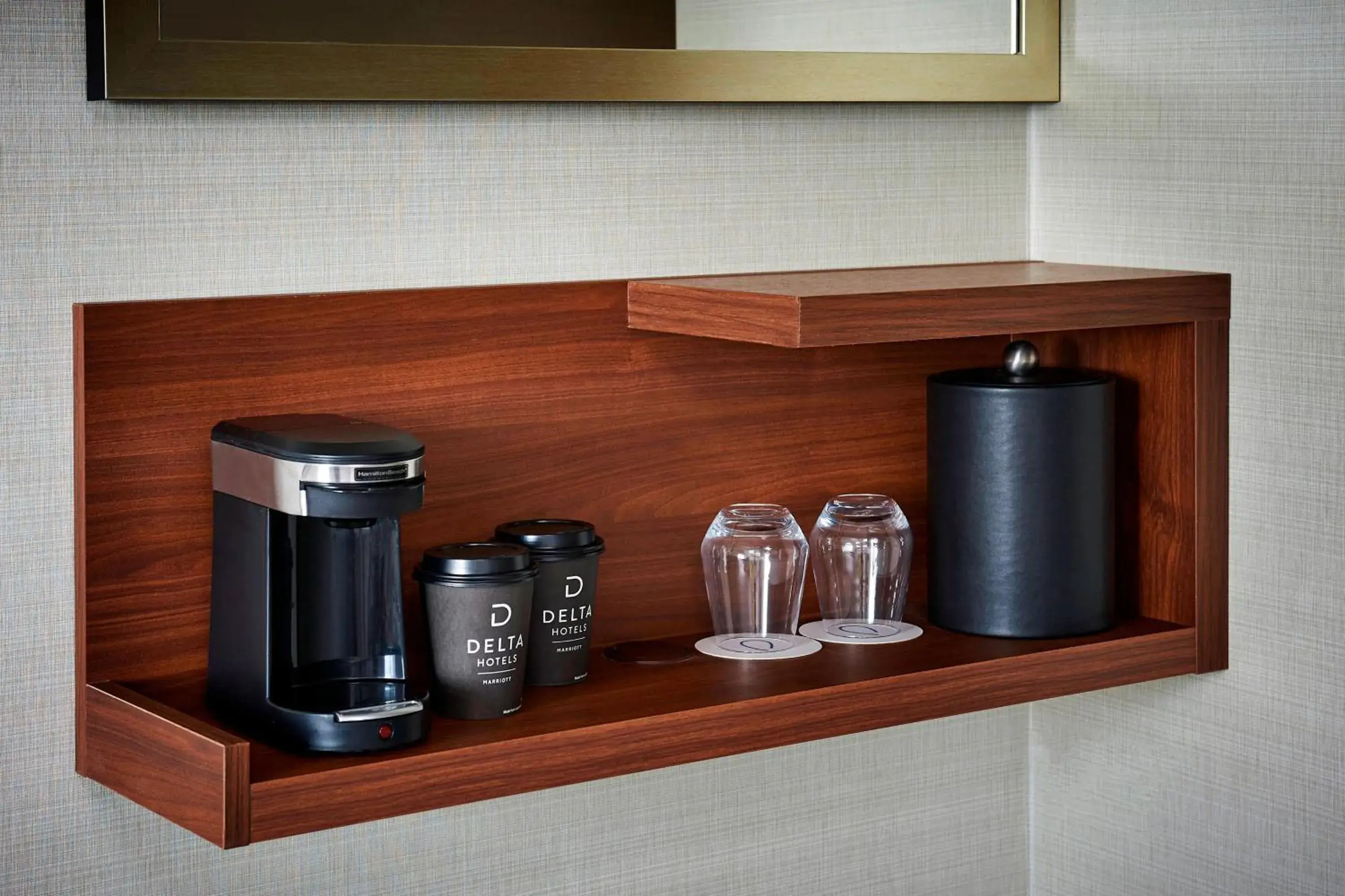 Deluxe King Bed in Delta Hotels by Marriott Toronto Mississauga Deluxe King Bed in Delta Hotels by Marriott Toronto Mississauga