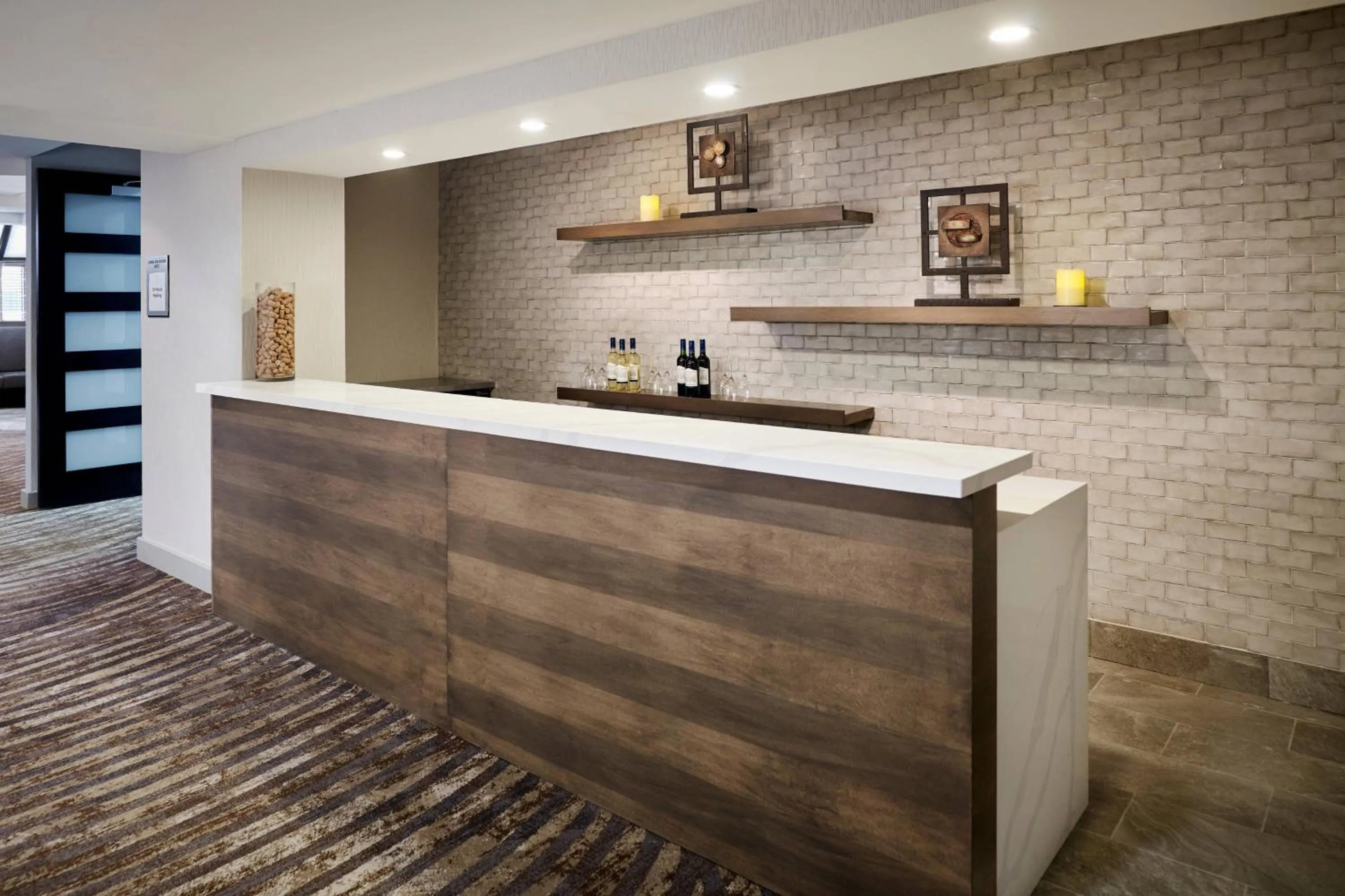 Lounge or bar in Delta Hotels by Marriott Toronto Mississauga