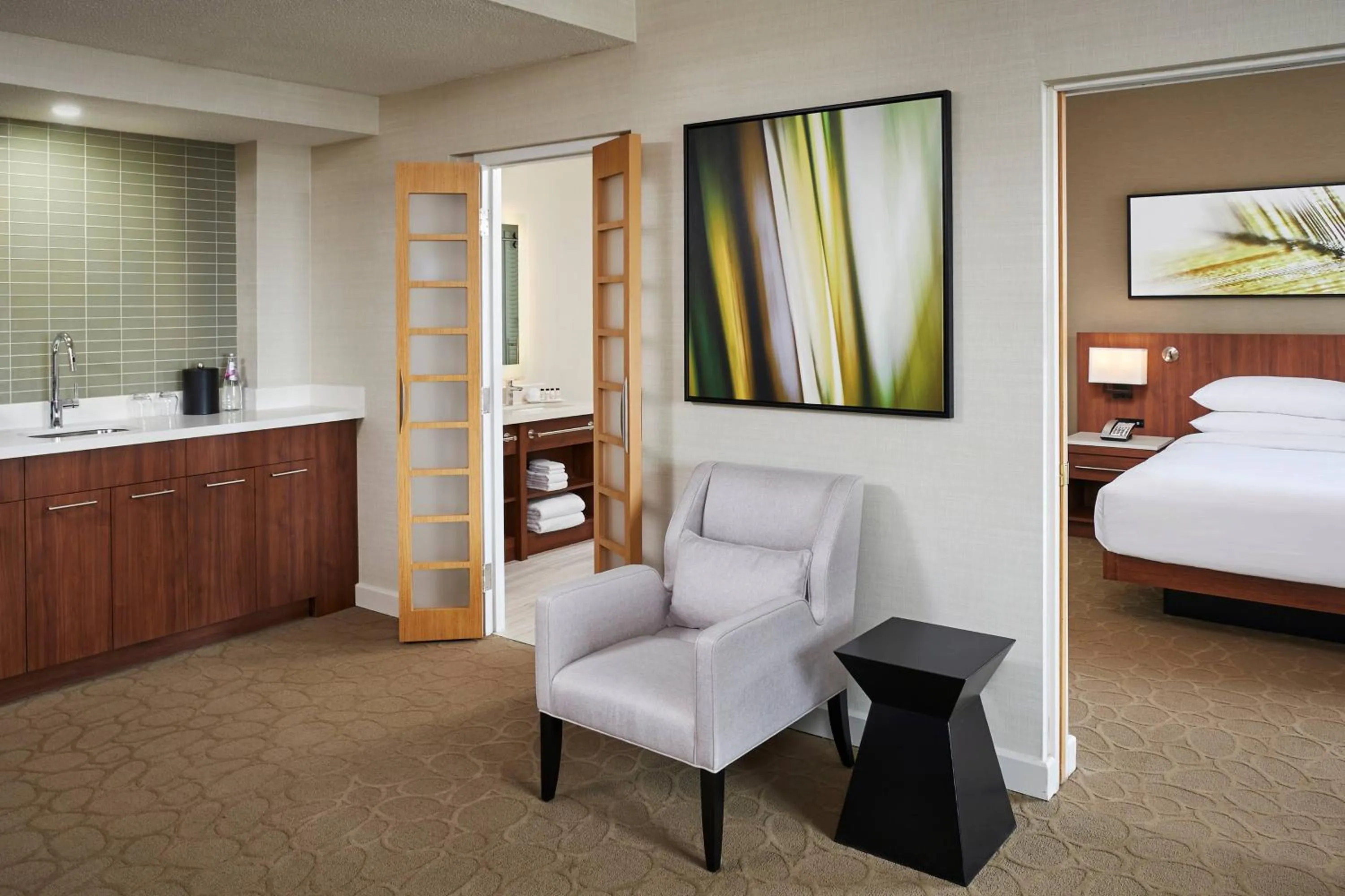 Lounge or bar, Bed in Delta Hotels by Marriott Toronto Mississauga