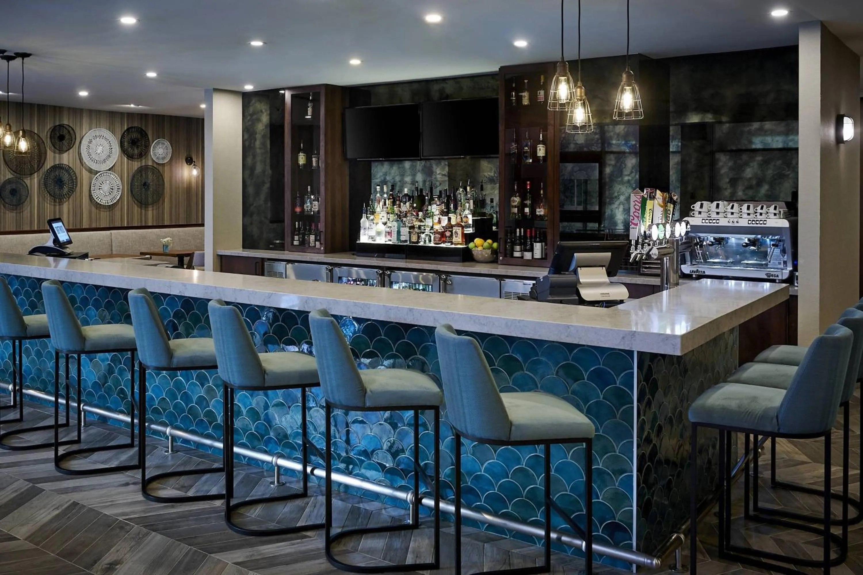 Lounge or bar in Delta Hotels by Marriott Toronto Mississauga