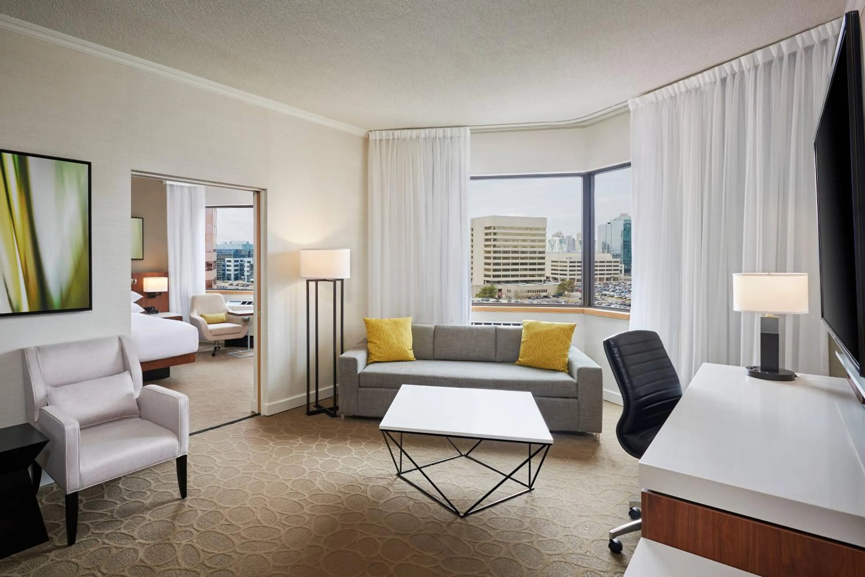Living room, Bed in Delta Hotels by Marriott Toronto Mississauga