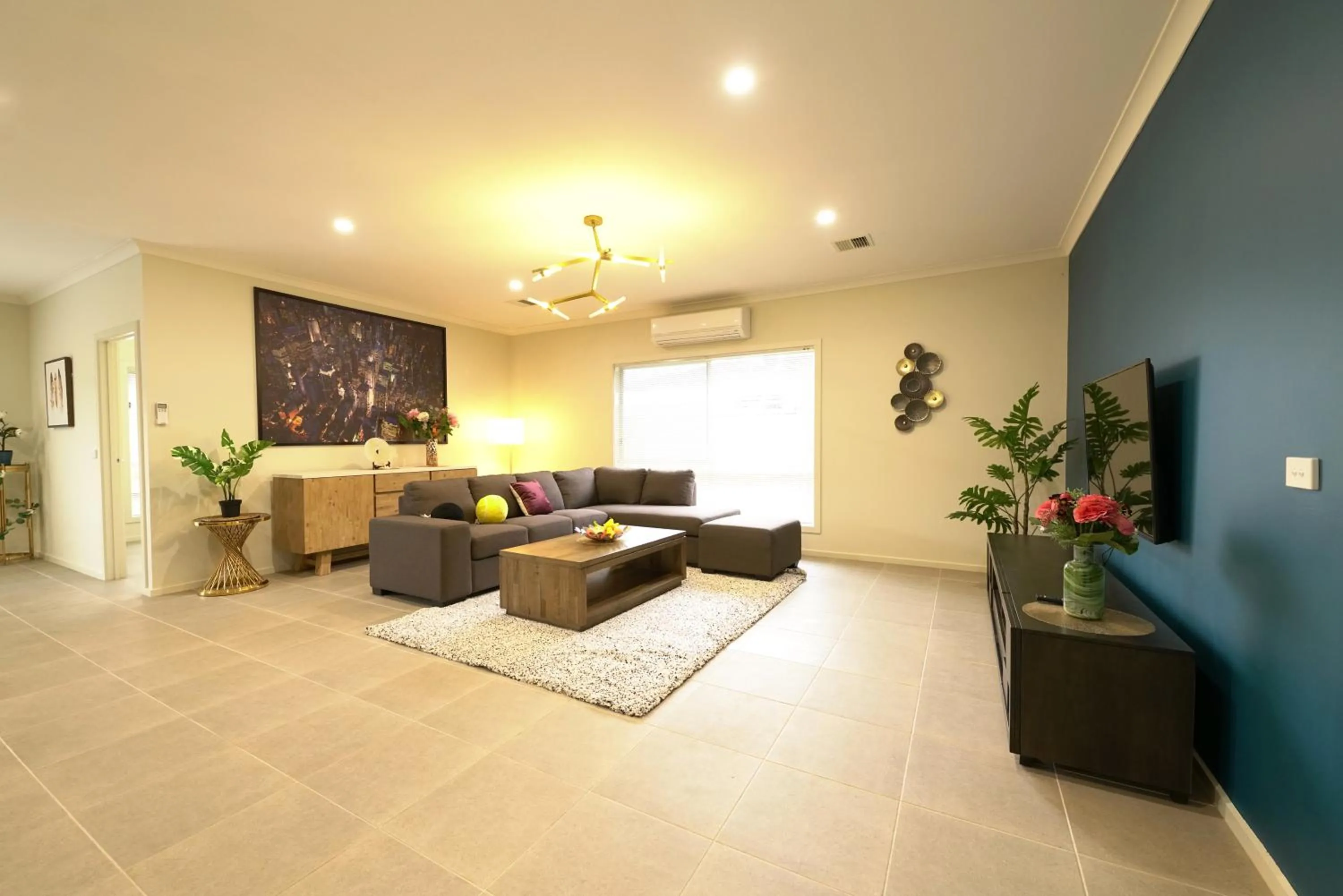 TV and multimedia in 6 Bedrooms & 4 Bathrooms Big House for Big Group