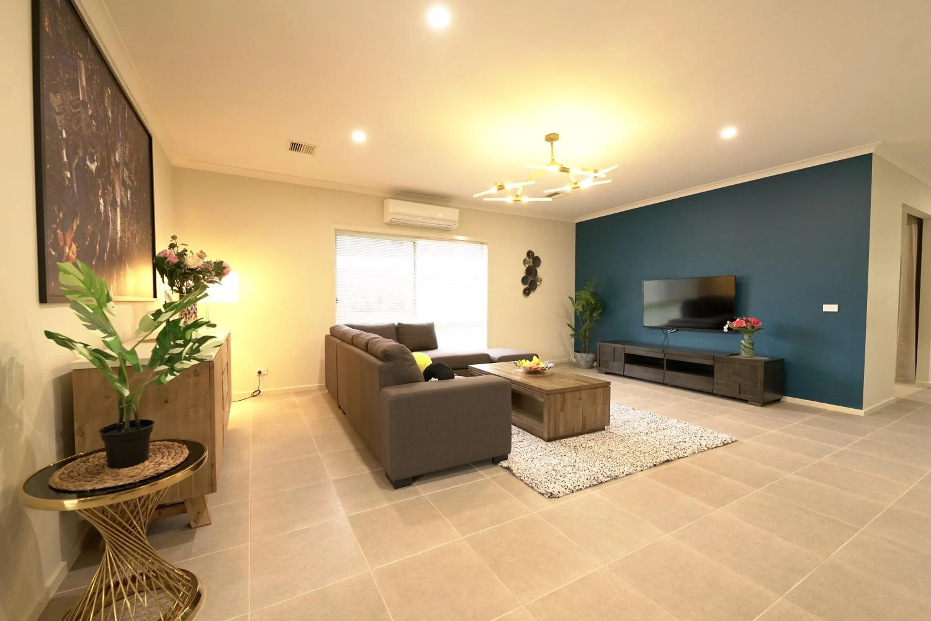 TV and multimedia in 6 Bedrooms & 4 Bathrooms Big House for Big Group