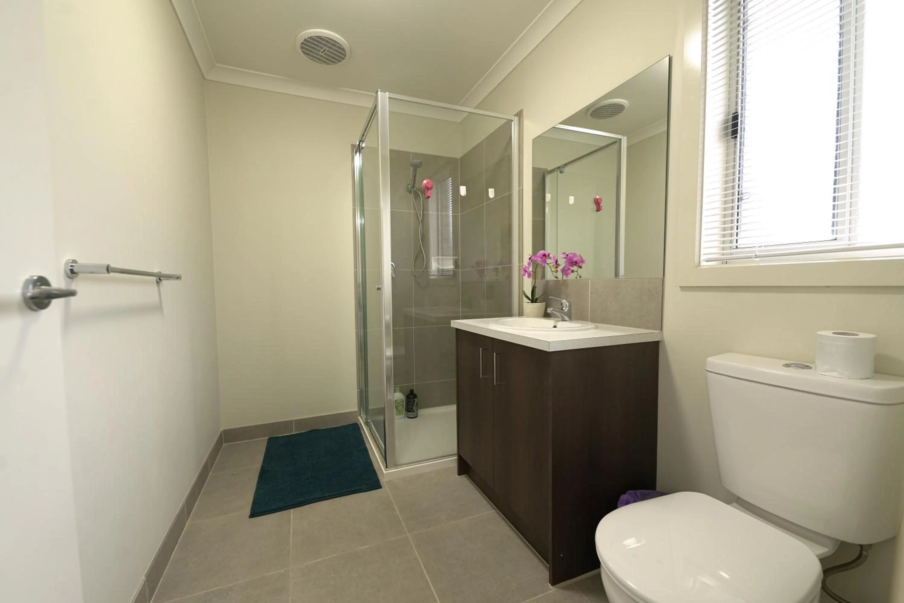 Shower in 6 Bedrooms & 4 Bathrooms Big House for Big Group