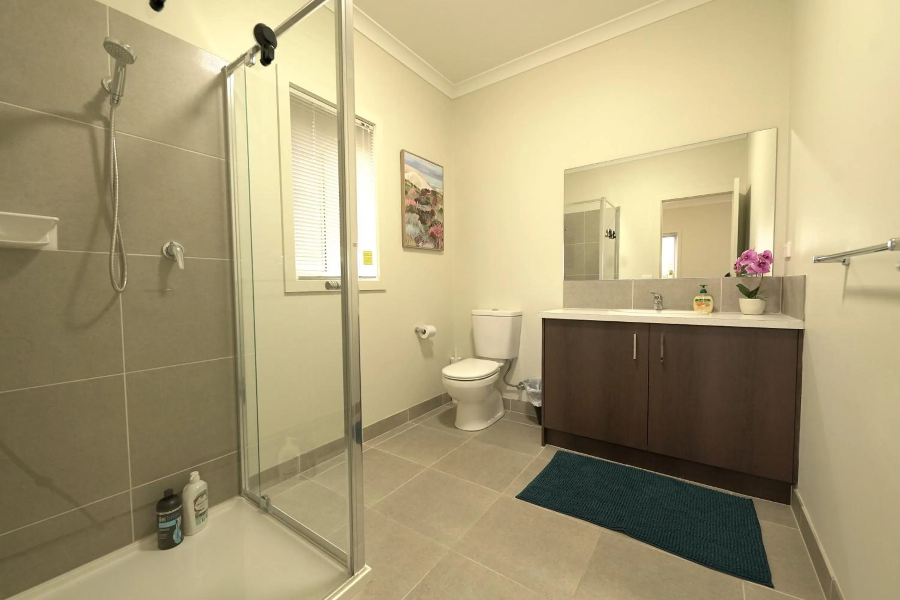 Shower in 6 Bedrooms & 4 Bathrooms Big House for Big Group