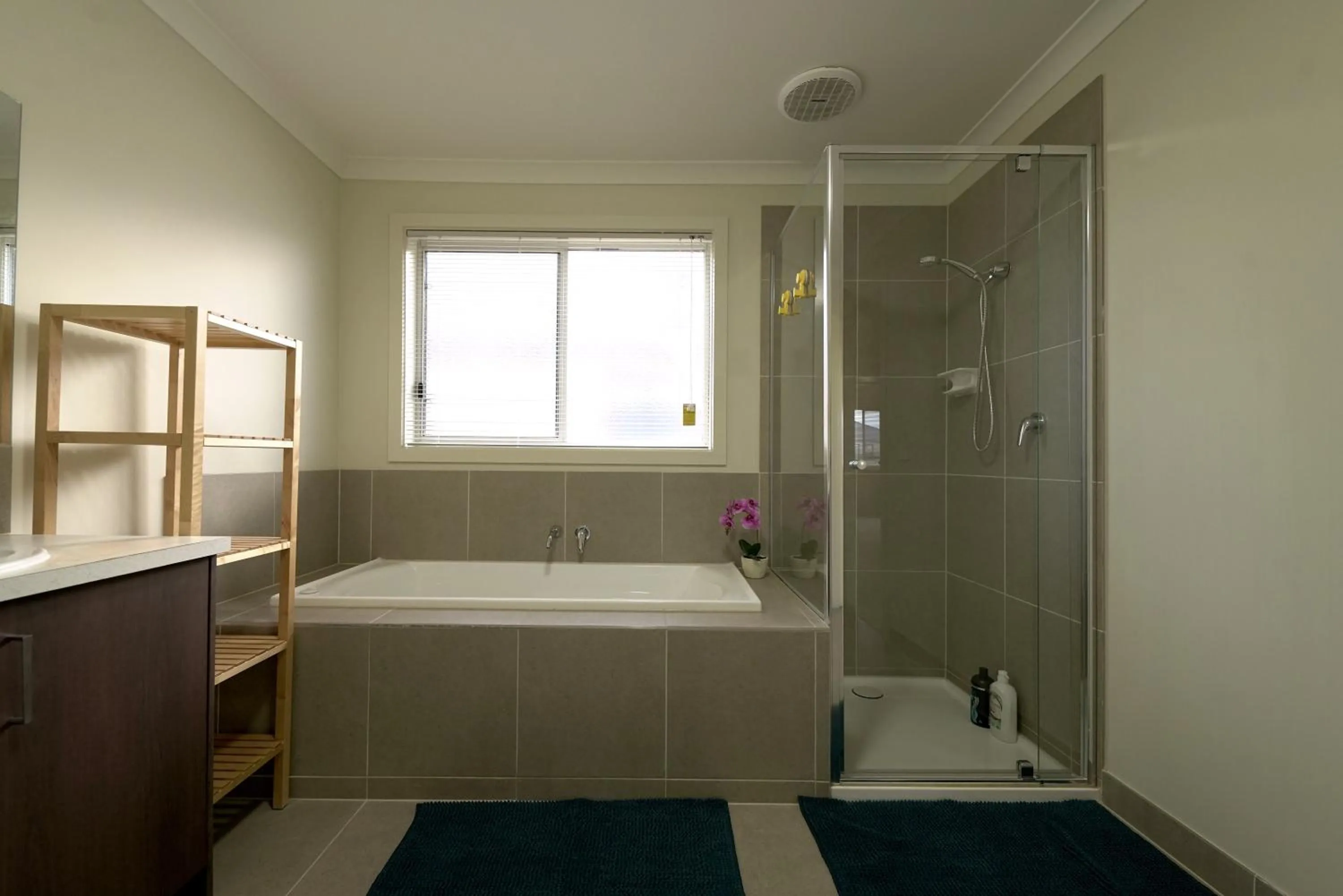 Shower in 6 Bedrooms & 4 Bathrooms Big House for Big Group