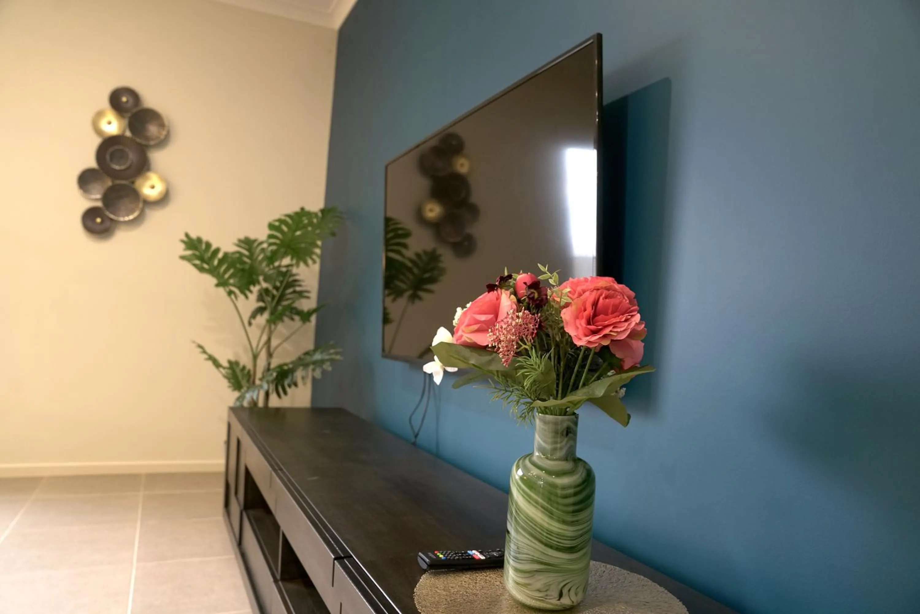 TV and multimedia in 6 Bedrooms & 4 Bathrooms Big House for Big Group