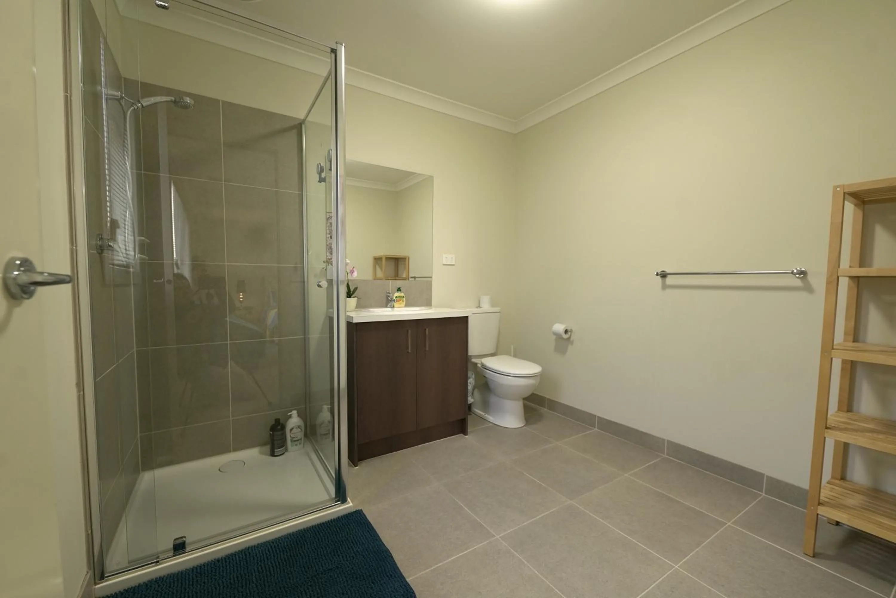 Shower in 6 Bedrooms & 4 Bathrooms Big House for Big Group