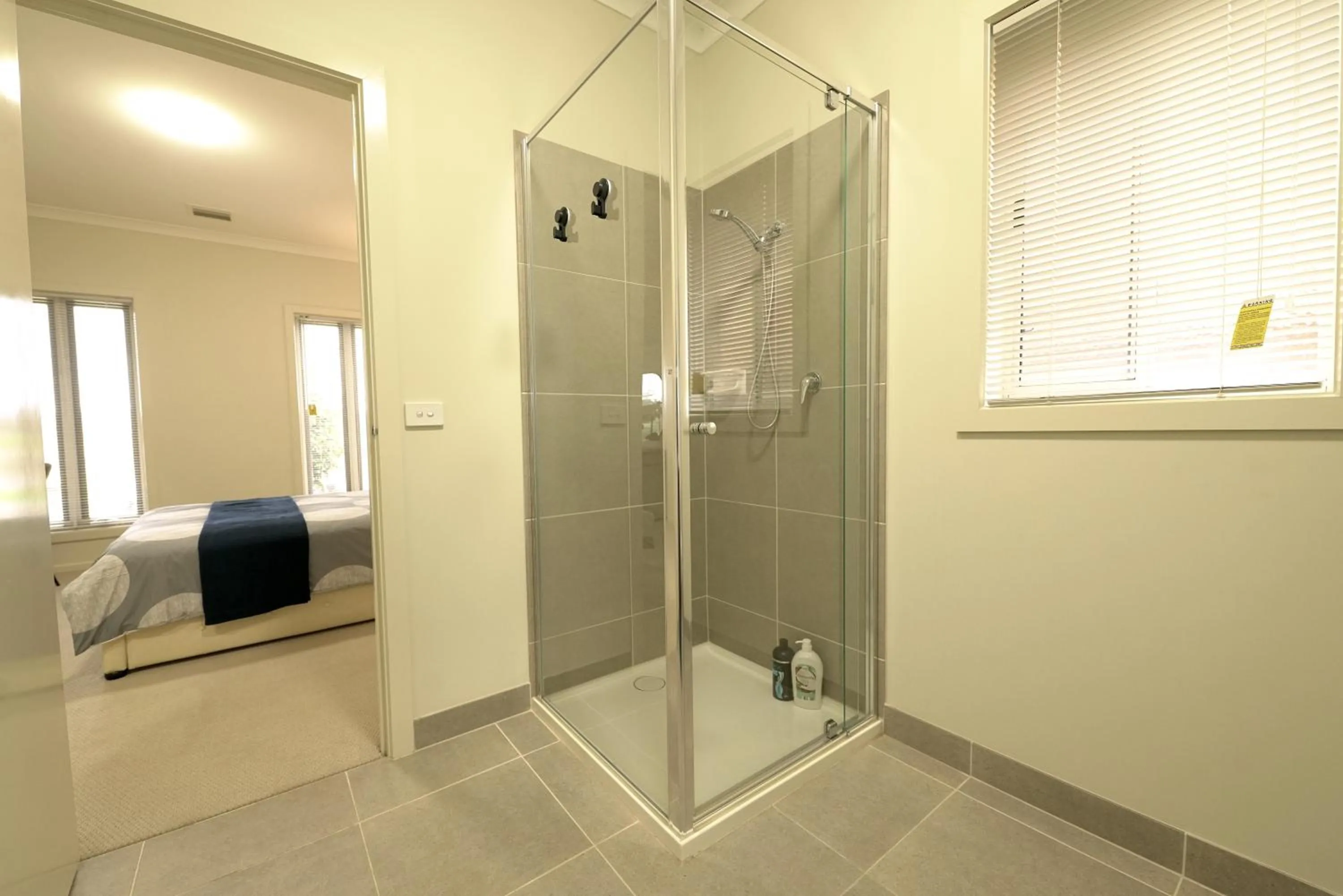 Shower in 6 Bedrooms & 4 Bathrooms Big House for Big Group