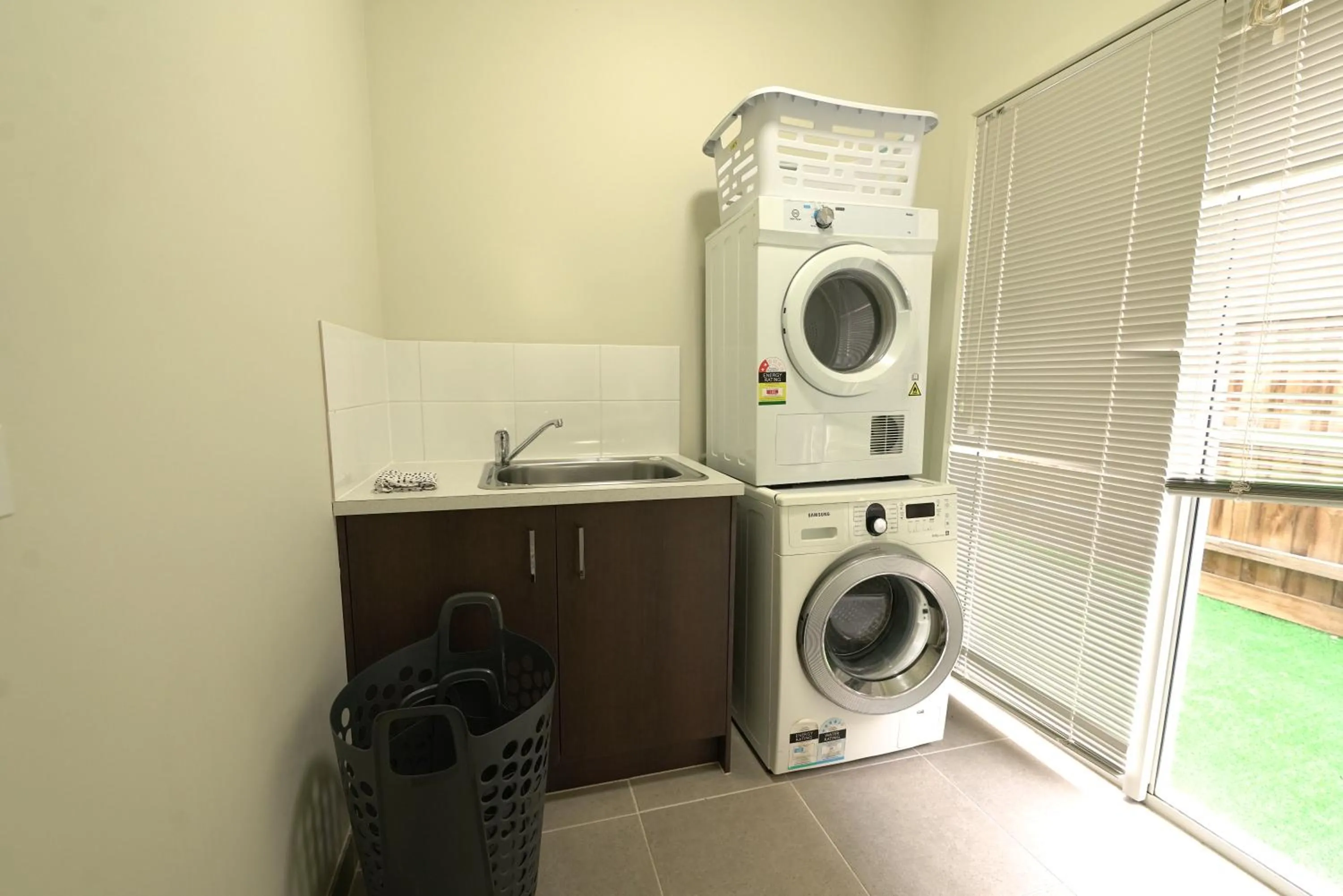 washing machine in 6 Bedrooms & 4 Bathrooms Big House for Big Group