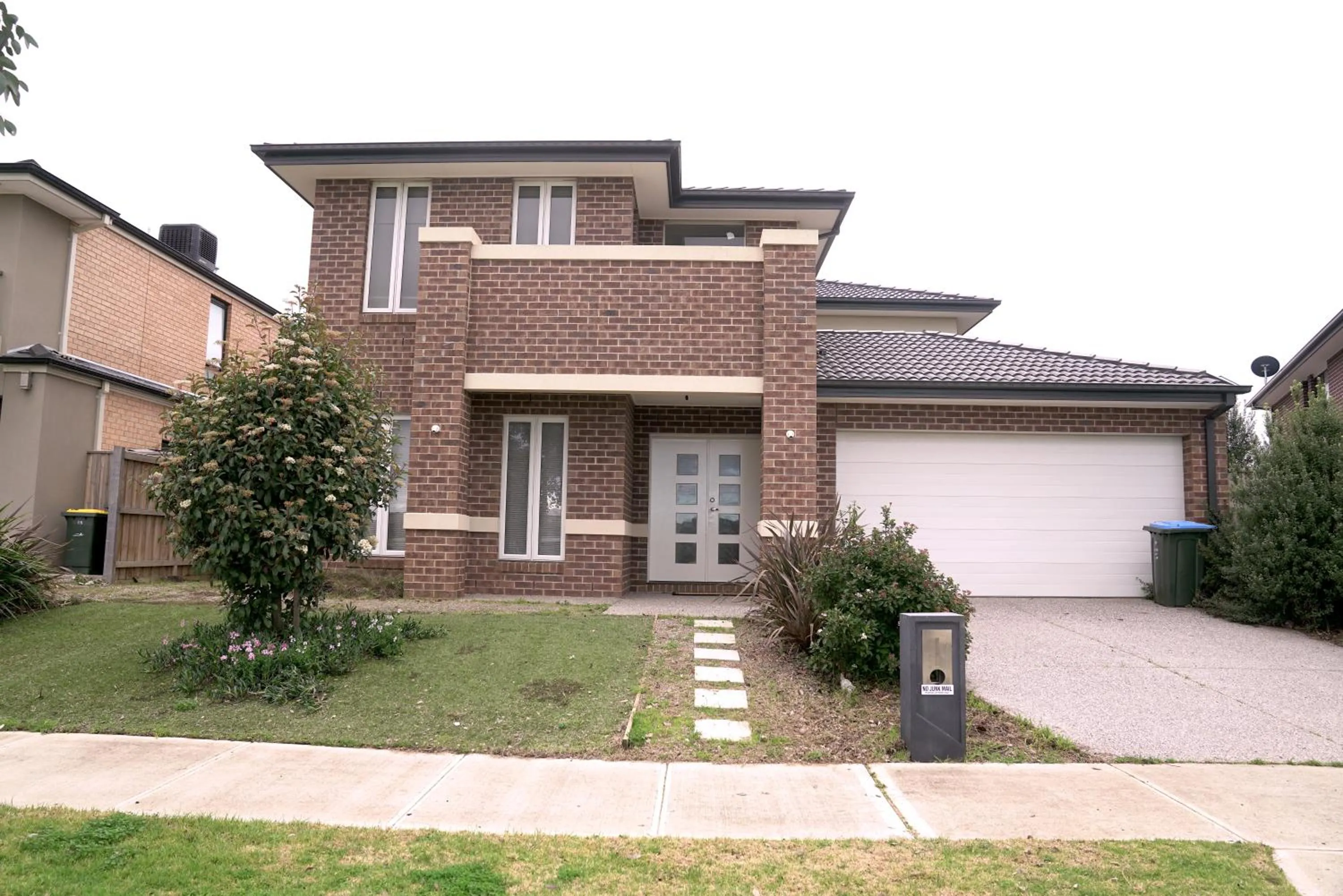 Property building in 6 Bedrooms & 4 Bathrooms Big House for Big Group