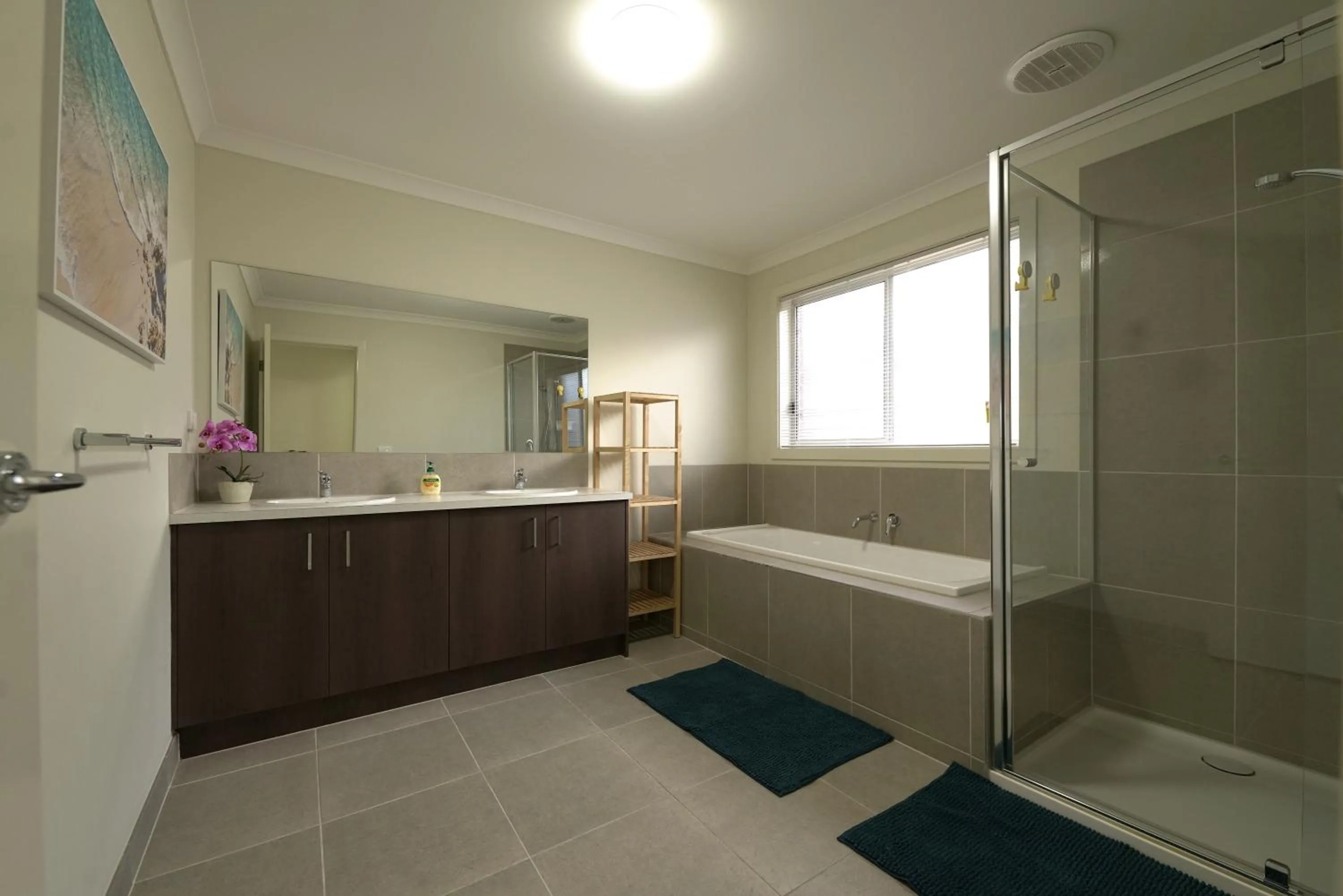 Shower in 6 Bedrooms & 4 Bathrooms Big House for Big Group
