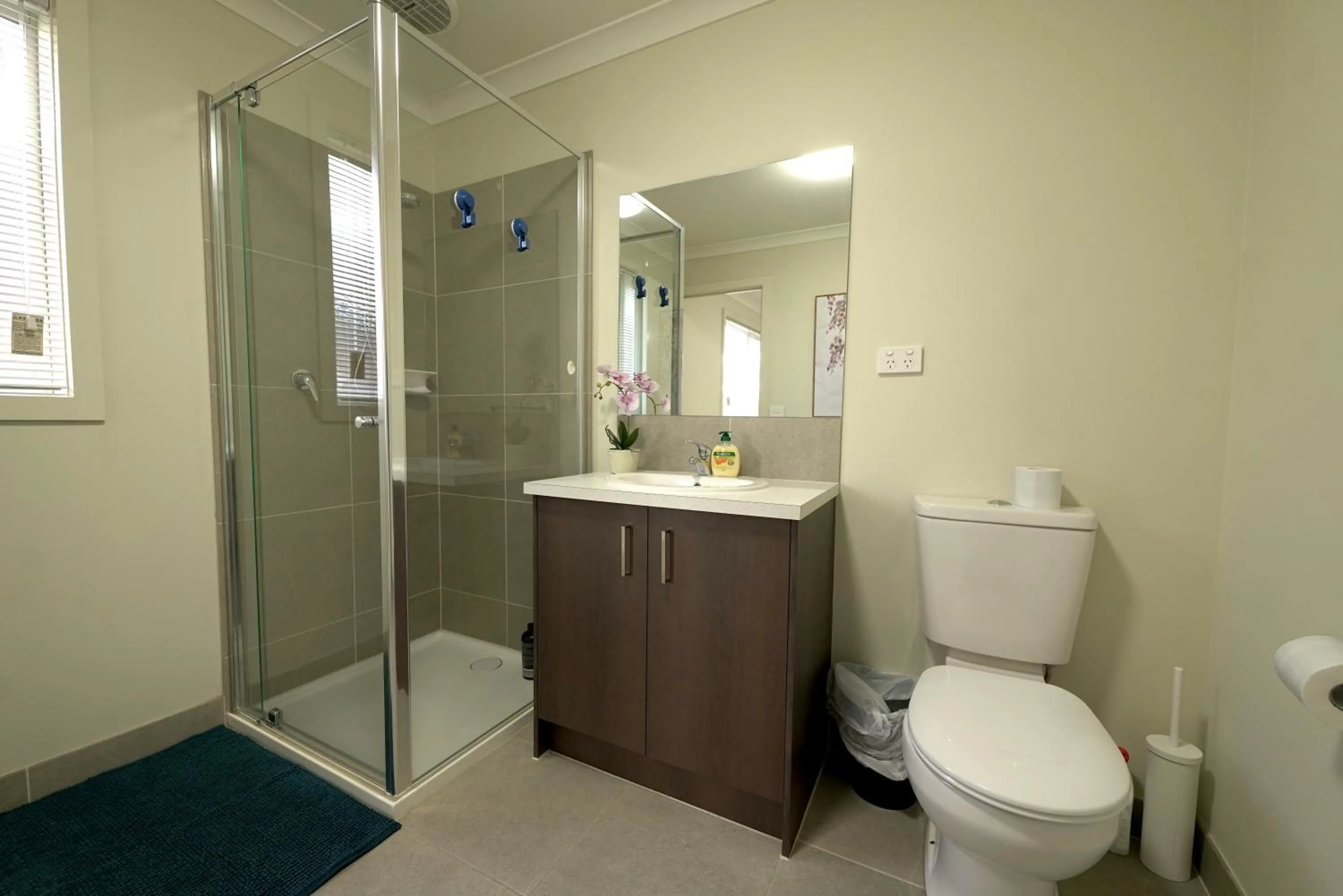 Shower in 6 Bedrooms & 4 Bathrooms Big House for Big Group