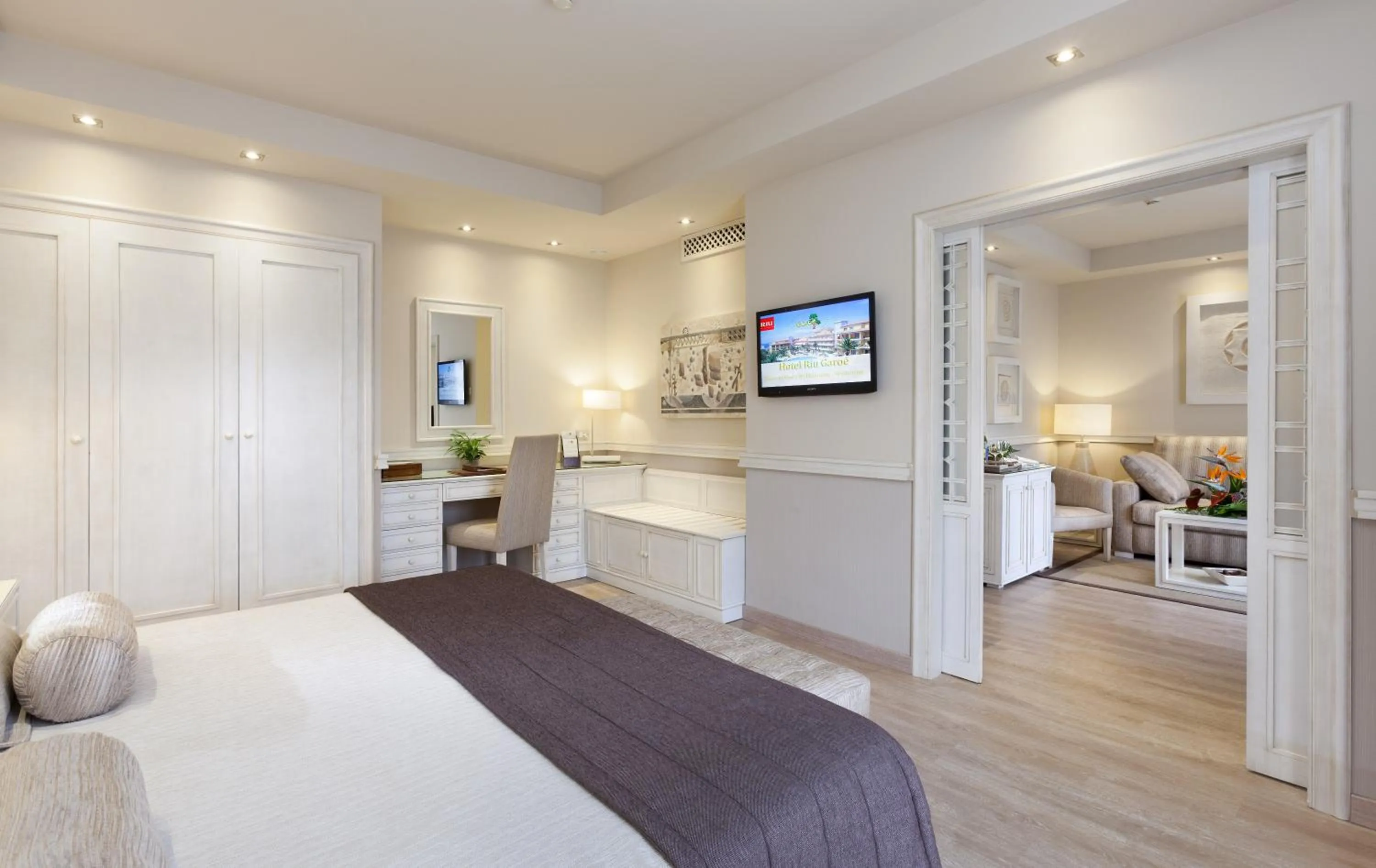 Photo of the whole room, Bed in Hotel RIU Garoé