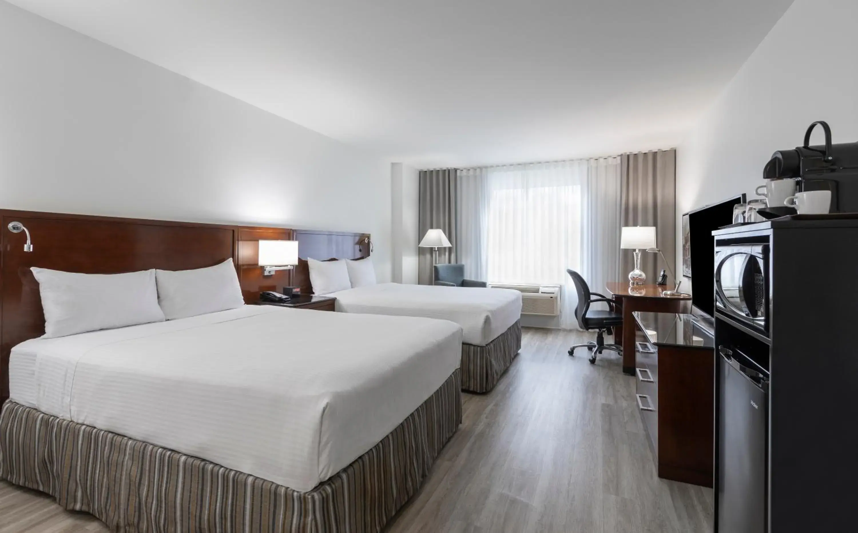 Queen Room with Two Queen Beds in Le Nouvel Hotel Queen Room with Two Queen Beds in Le Nouvel Hotel