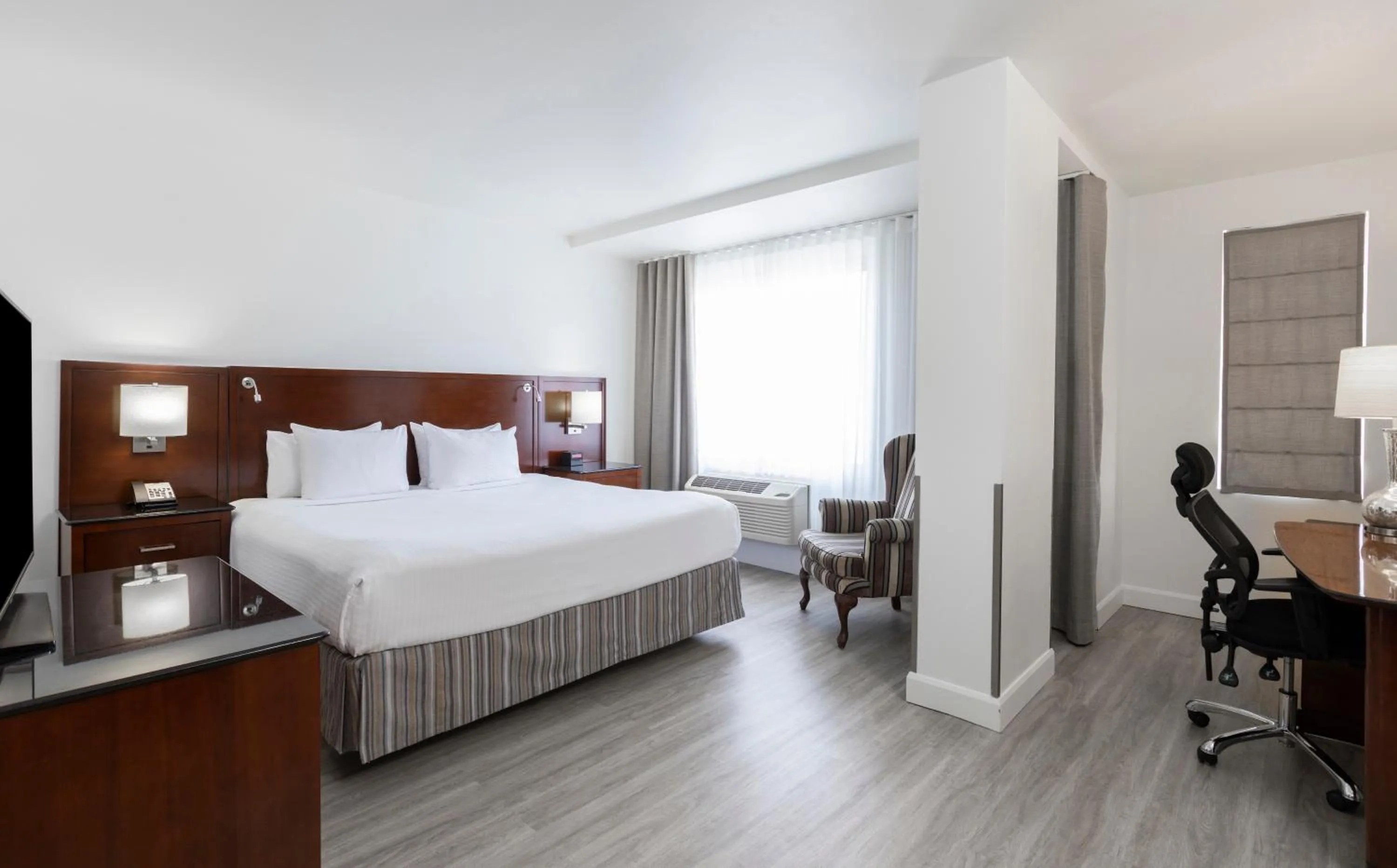 Bedroom, Bed in Le Nouvel Hotel