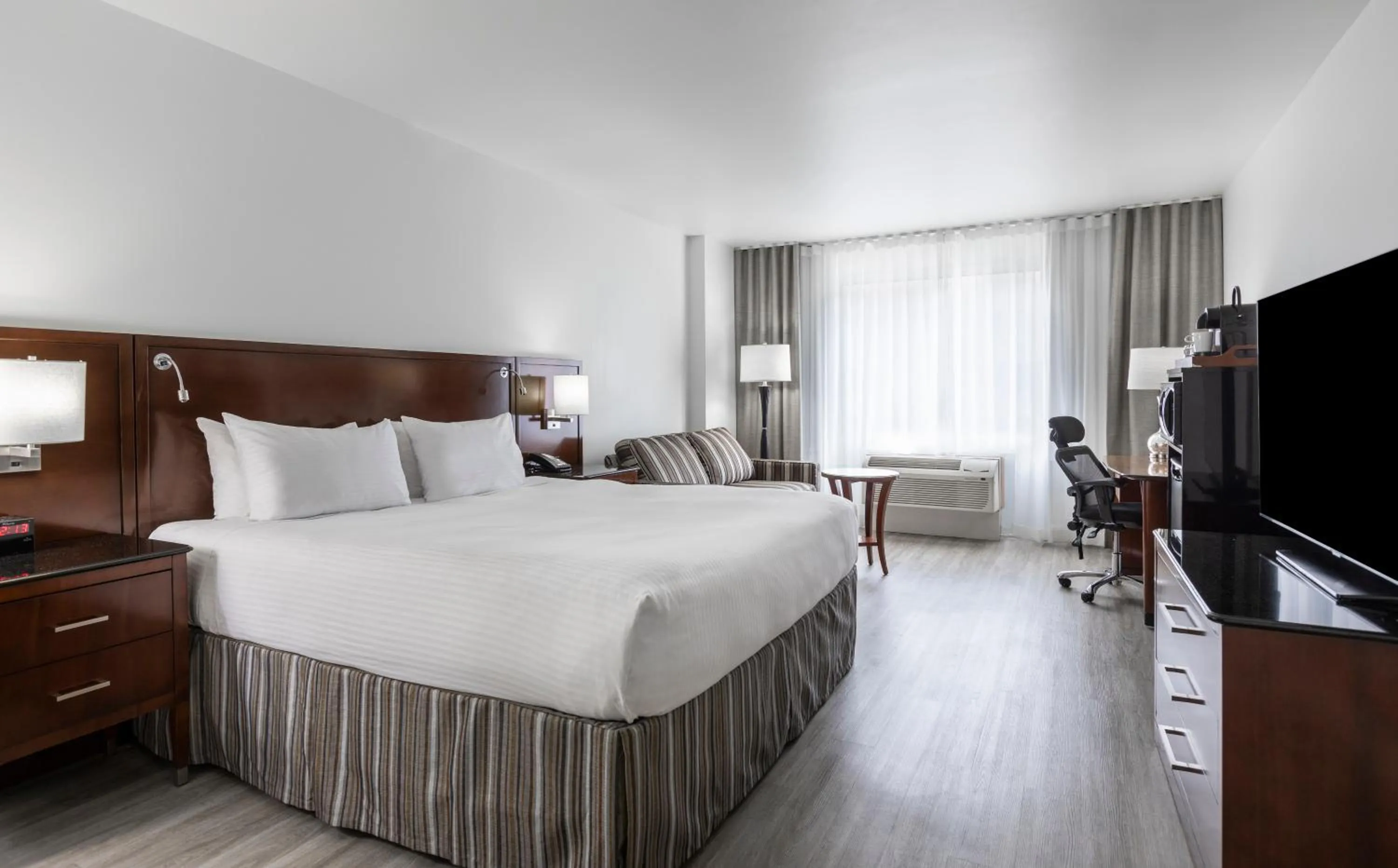 Bedroom, Bed in Le Nouvel Hotel