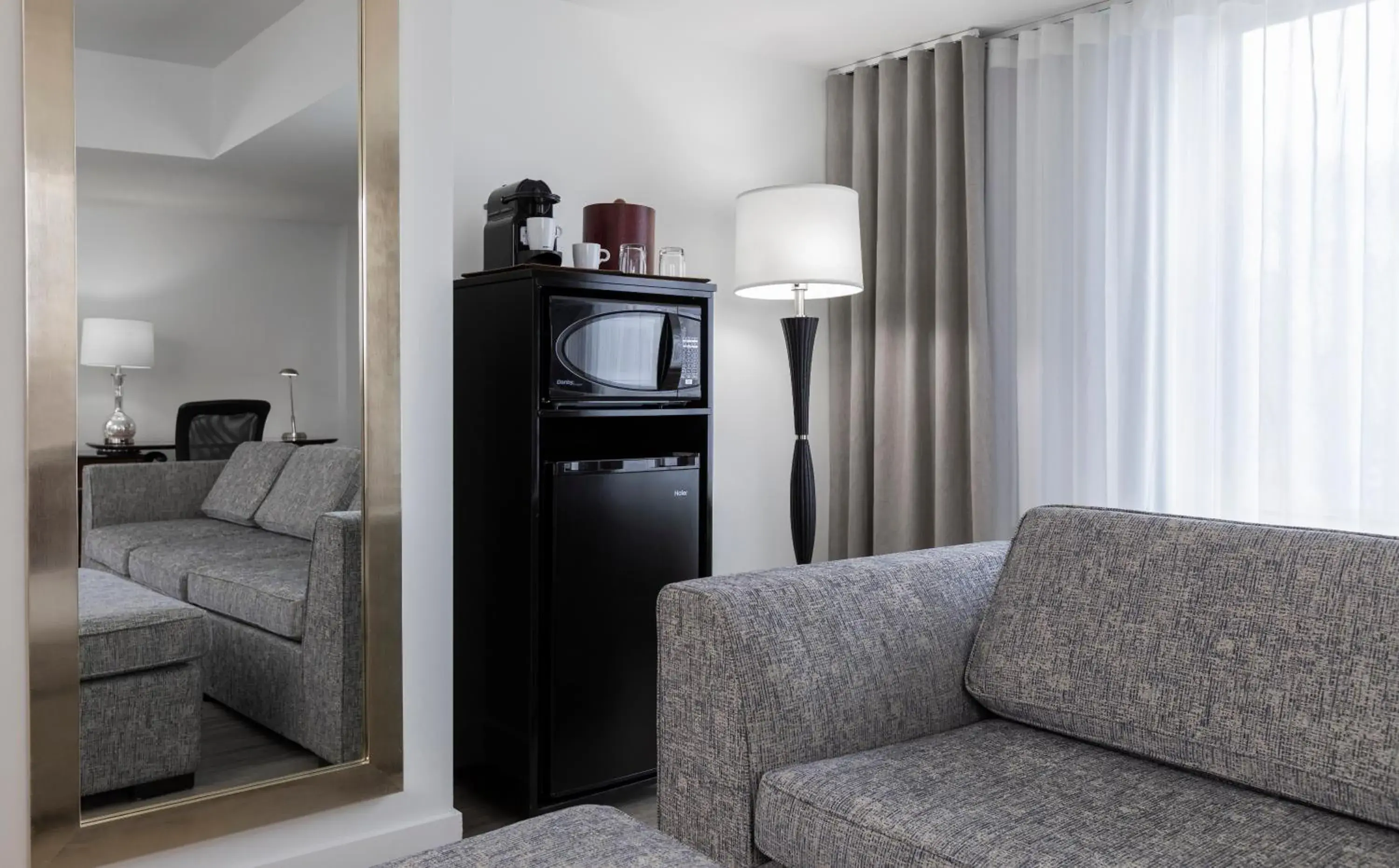 Bedroom in Le Nouvel Hotel Bedroom in Le Nouvel Hotel