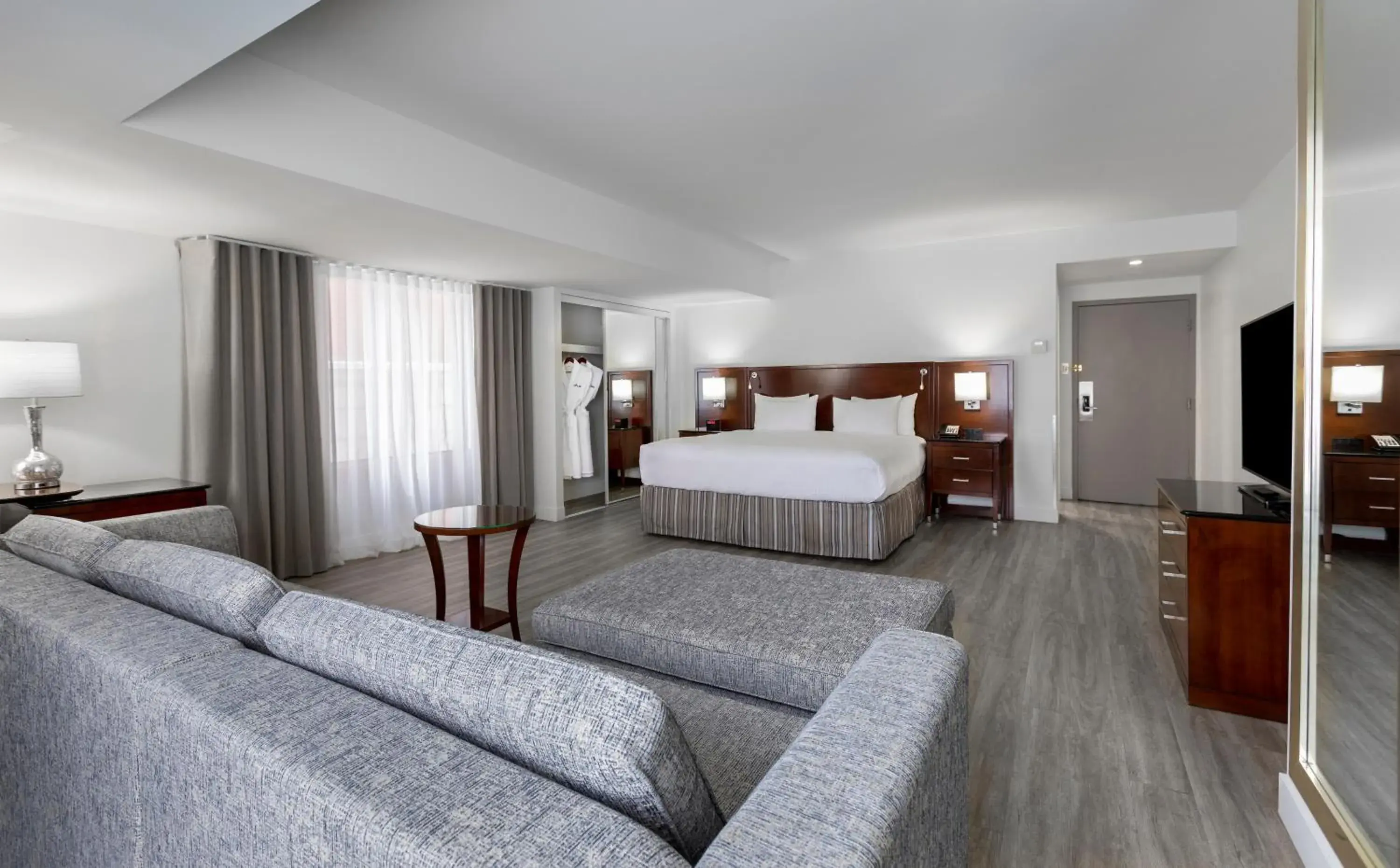 King Corner Room in Le Nouvel Hotel King Corner Room in Le Nouvel Hotel