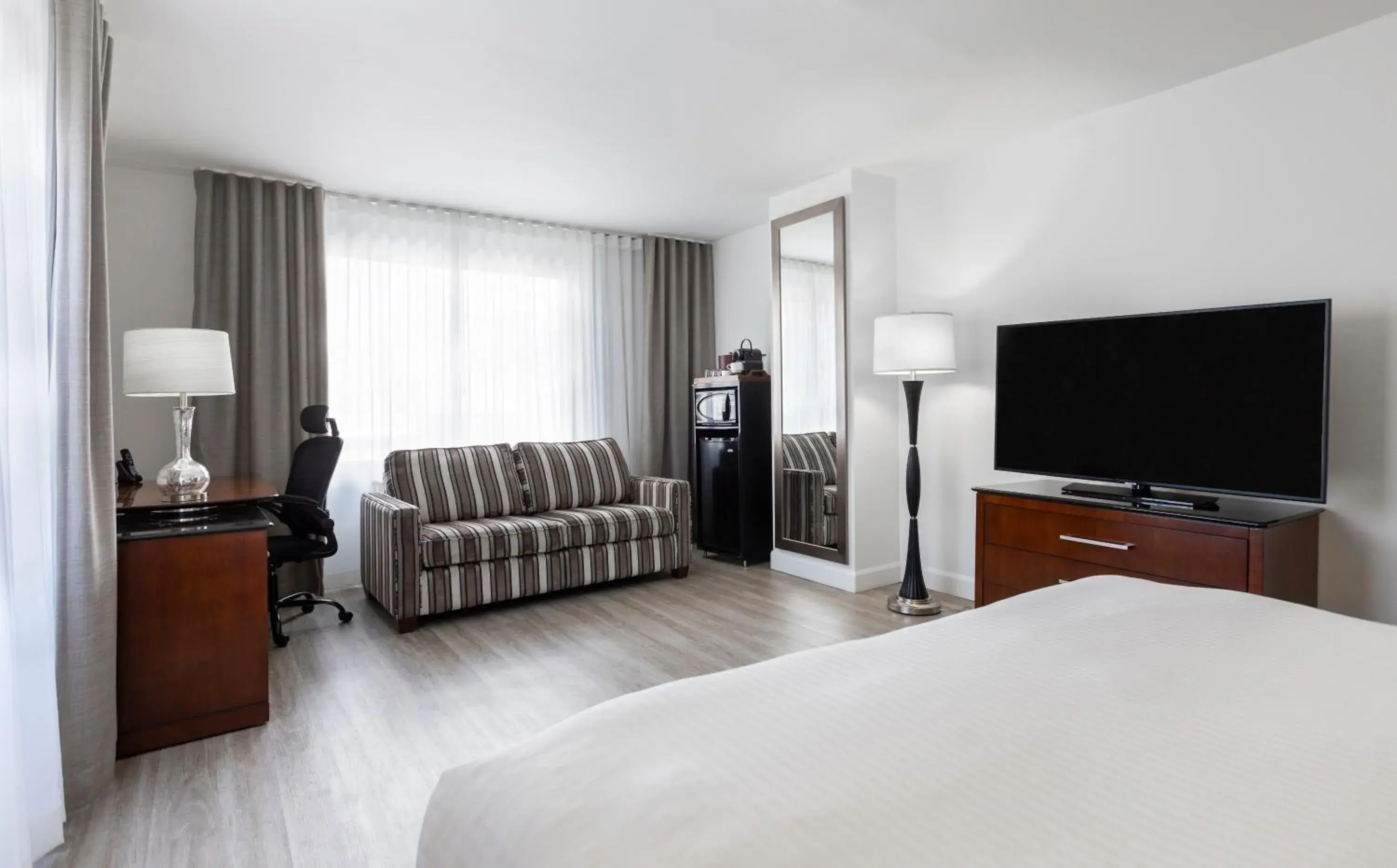 Executive Queen Room and 1 Sofa bed in Le Nouvel Hotel Executive Queen Room and 1 Sofa bed in Le Nouvel Hotel