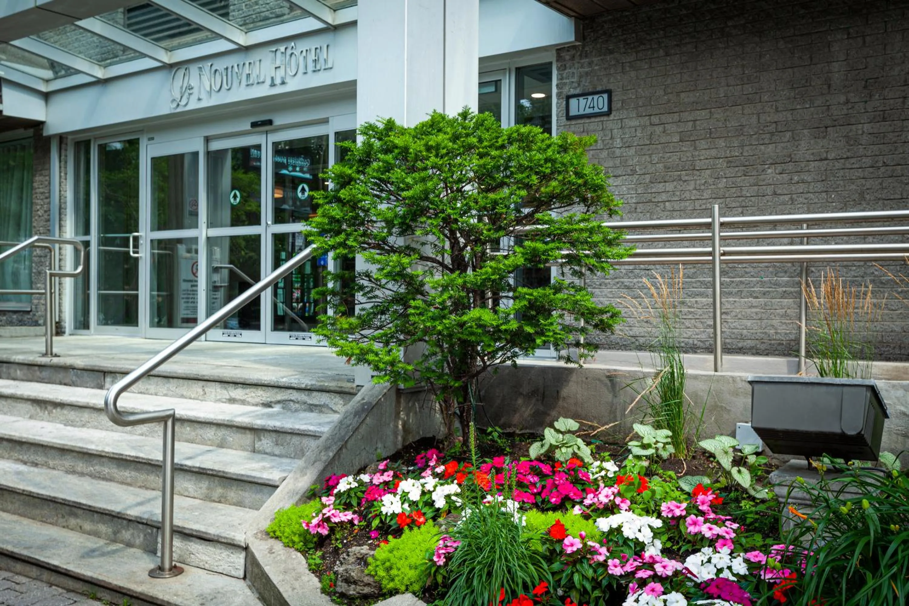 Facade/entrance in Le Nouvel Hotel