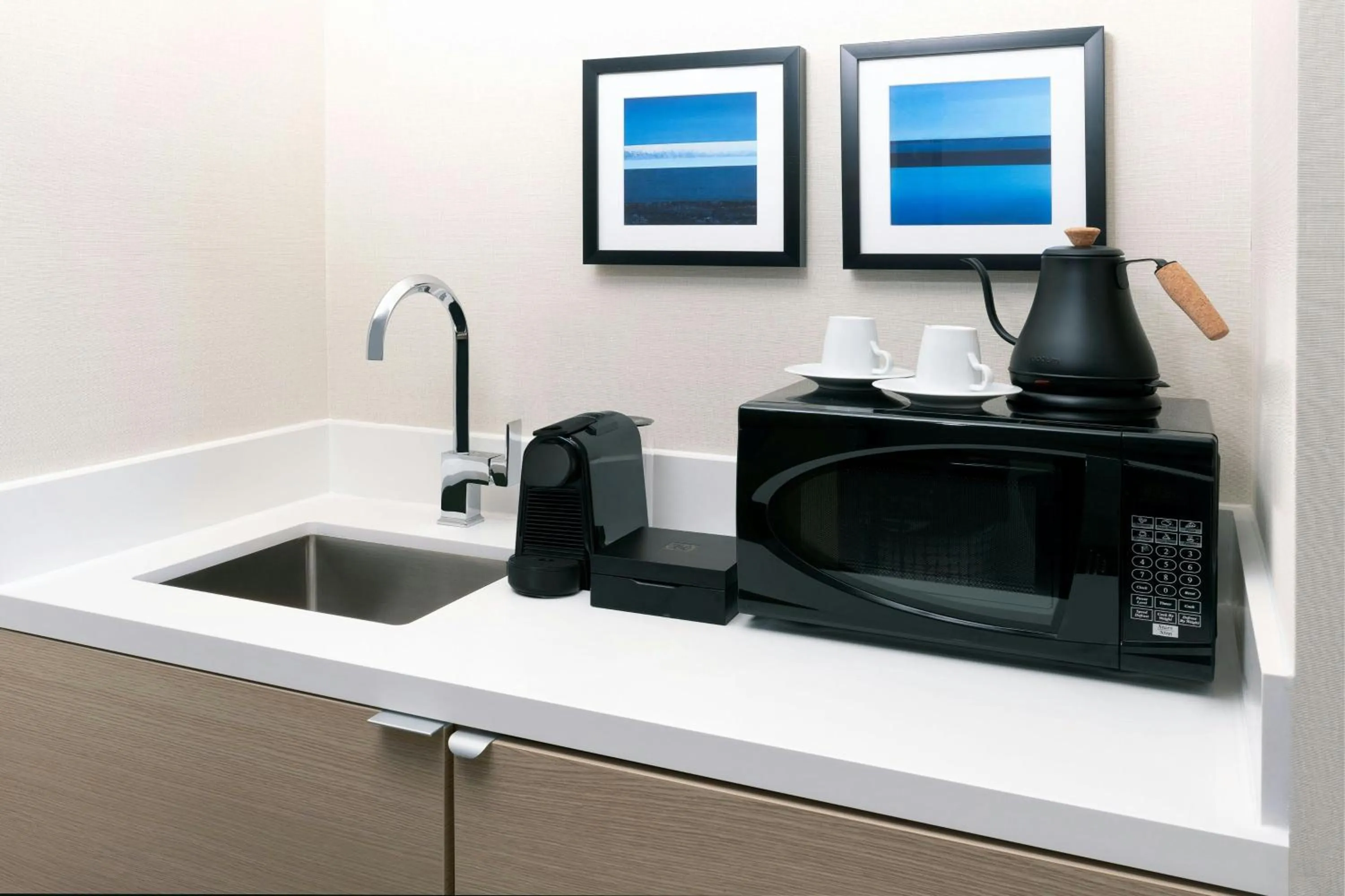 Lounge or bar in The Insignia Hotel, Sarnia, a Tribute Portfolio Hotel