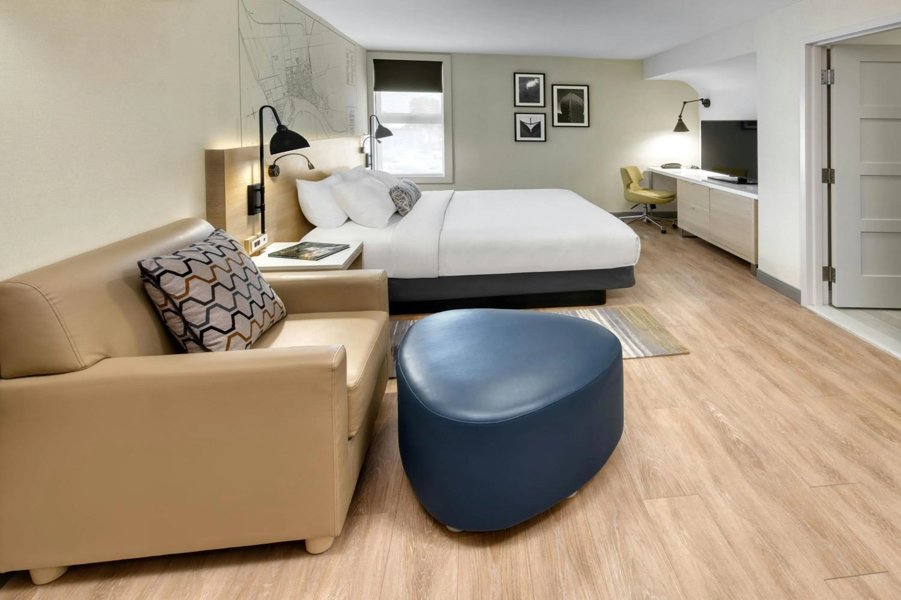 Kitchen or kitchenette, Bed in The Insignia Hotel, Sarnia, a Tribute Portfolio Hotel