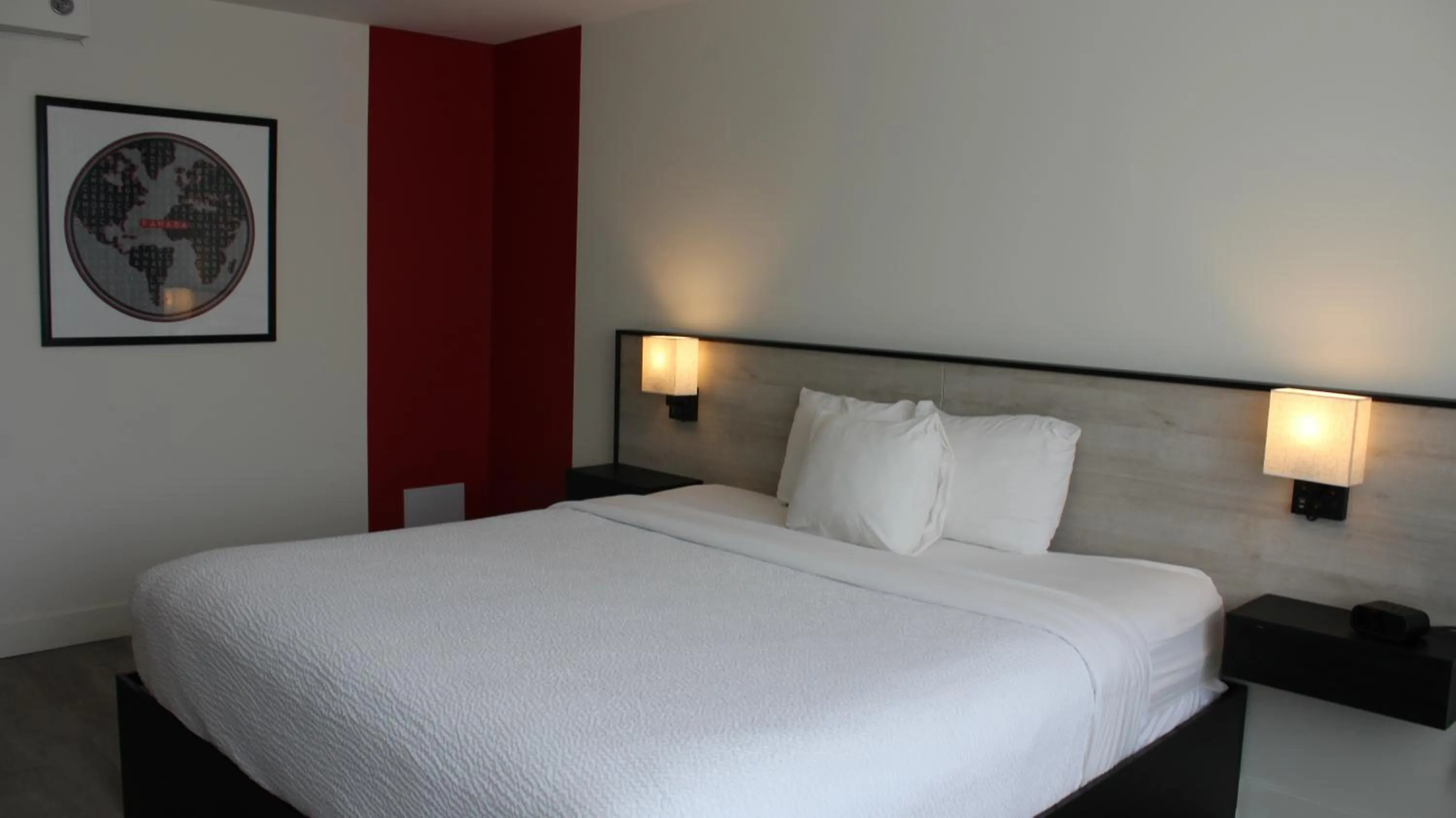 Bed in Ramada Plaza by Wyndham Montreal