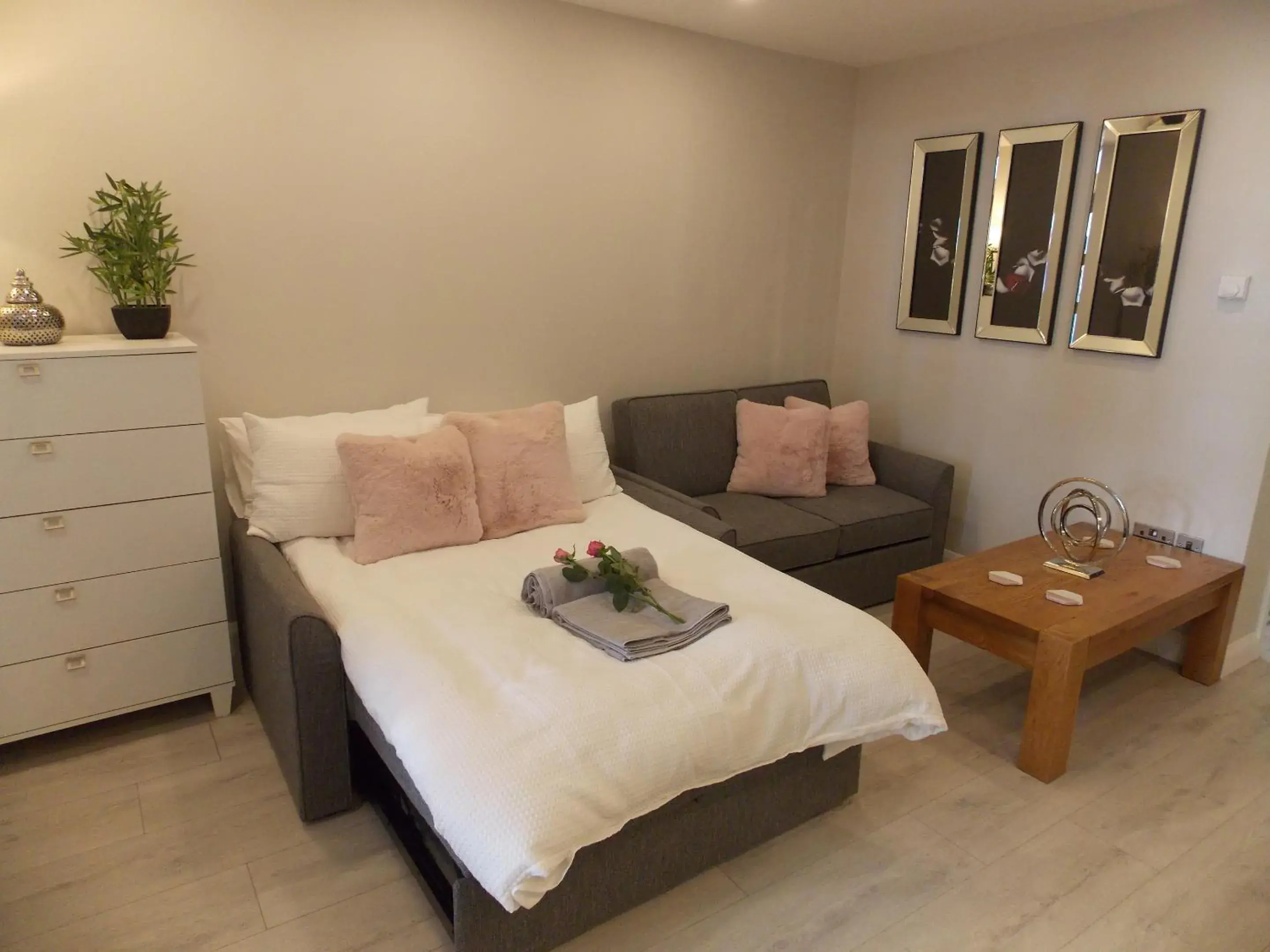 Living room, Bed in Eden Suite Sasco Apartments Living room, Bed in Eden Suite Sasco Apartments