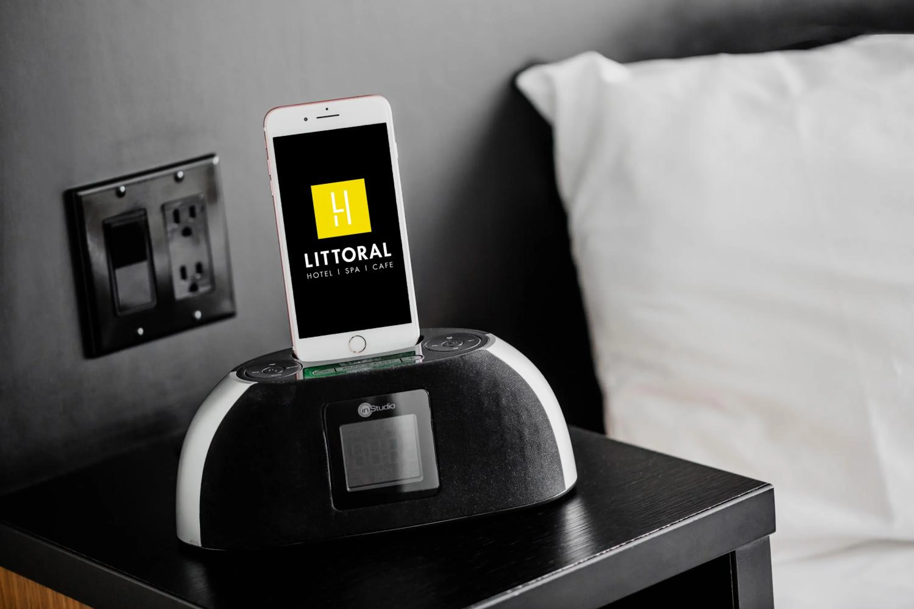 TV and multimedia, Bed in Hotel Le Littoral