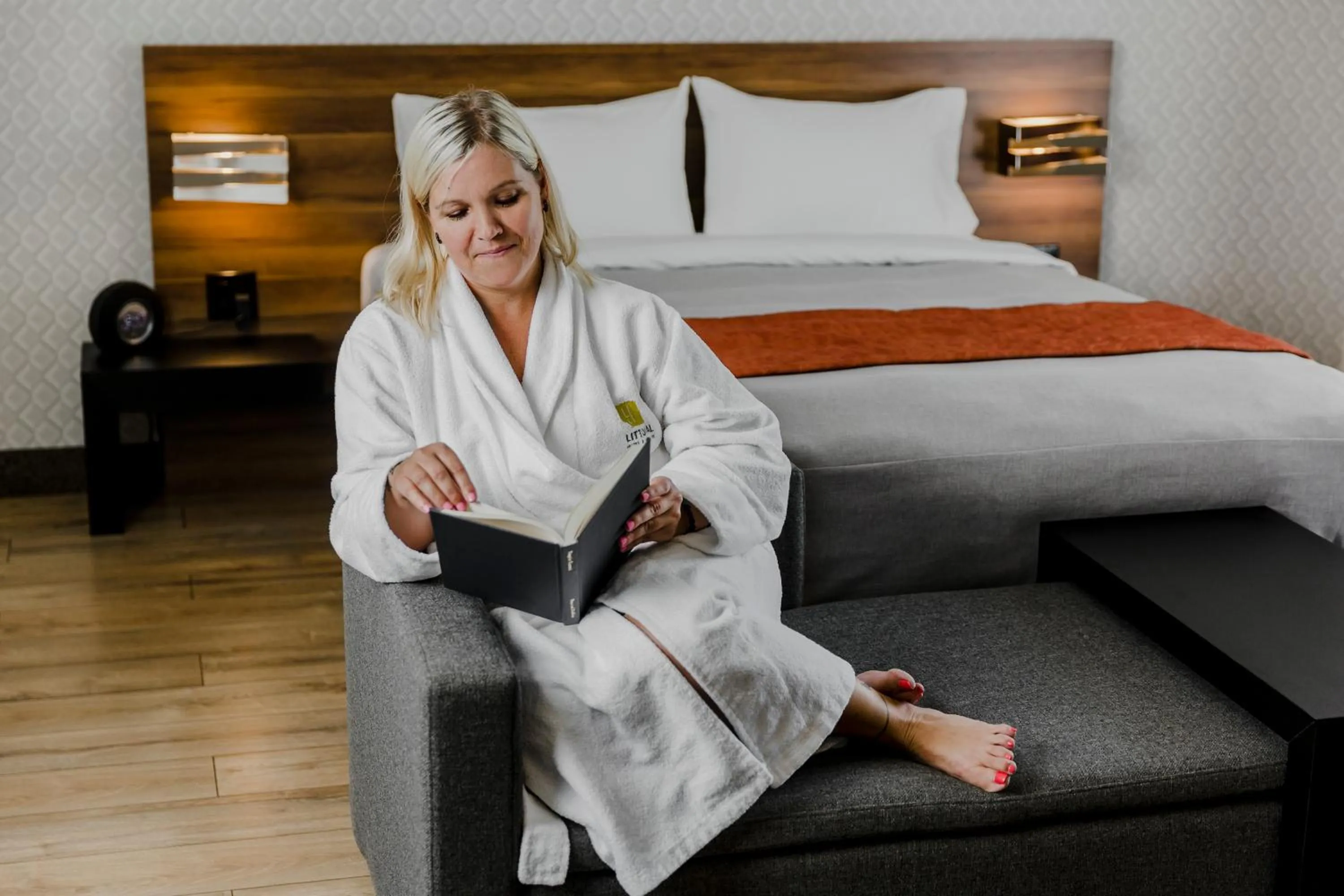 Seating area, Bed in Hotel Le Littoral