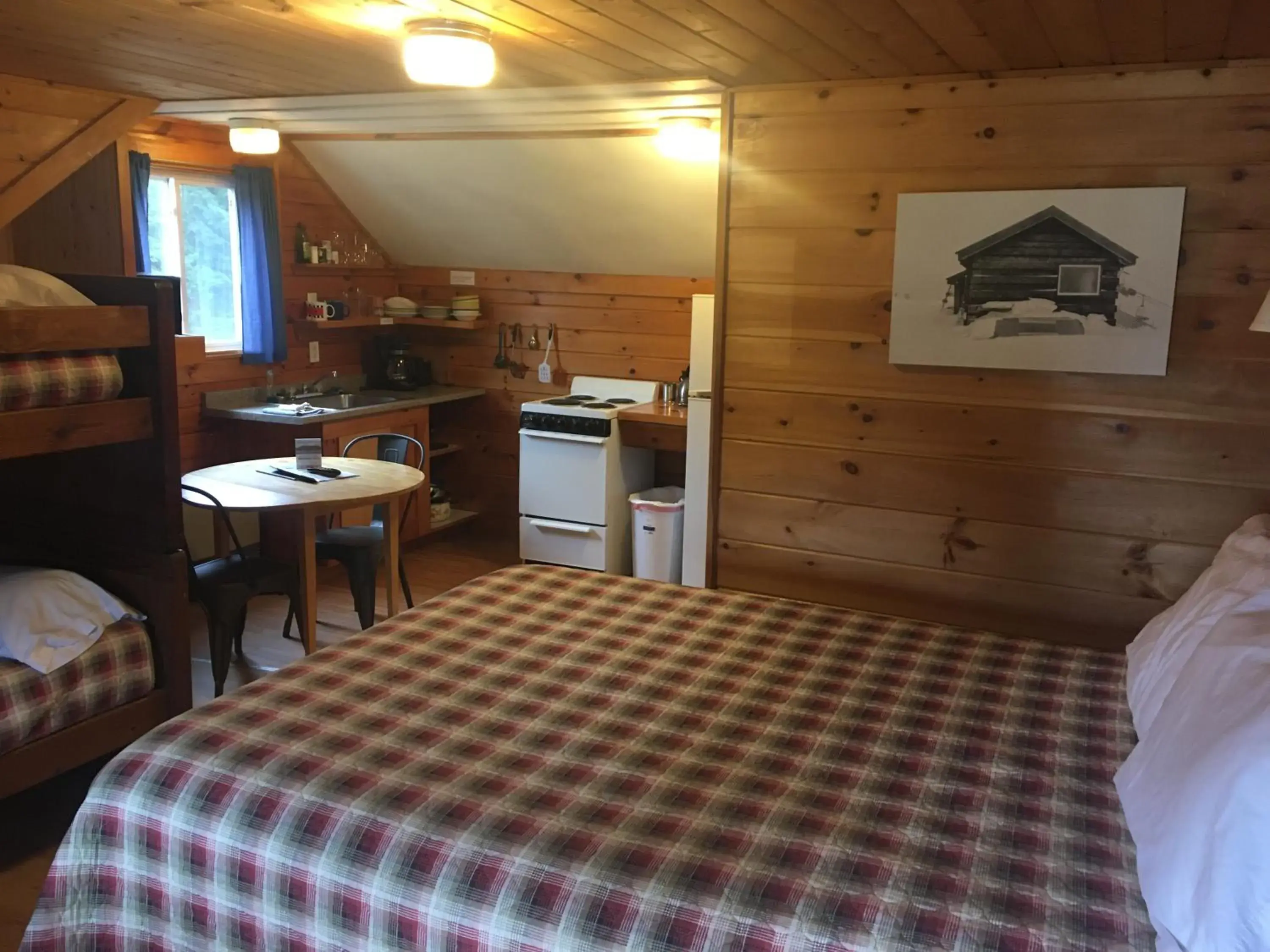 Dining area, Bed in Mountain View Motel & Campground Dining area, Bed in Mountain View Motel & Campground
