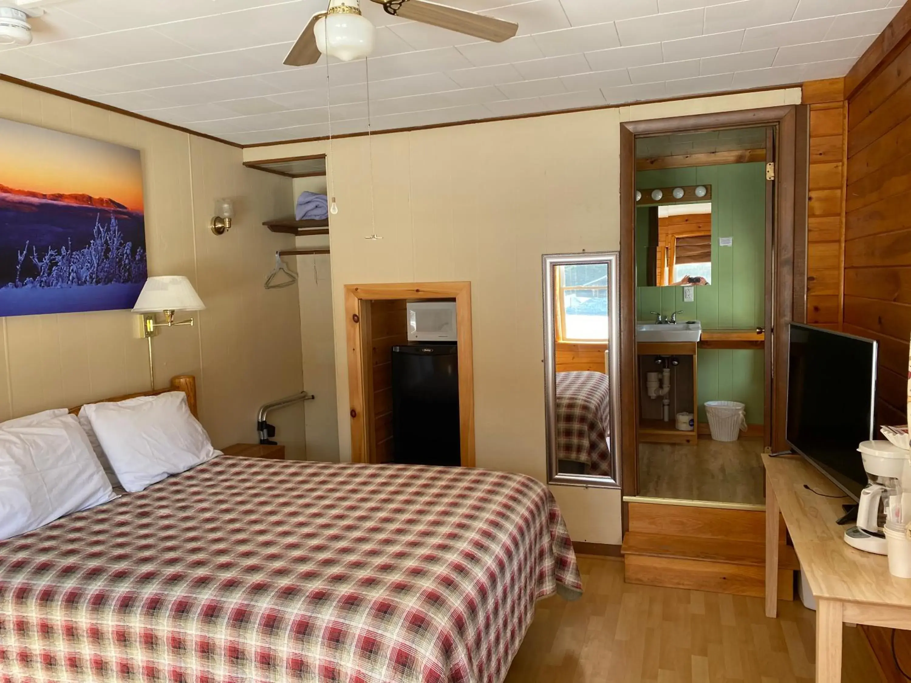 Bedroom, Bed in Mountain View Motel & Campground Bedroom, Bed in Mountain View Motel & Campground