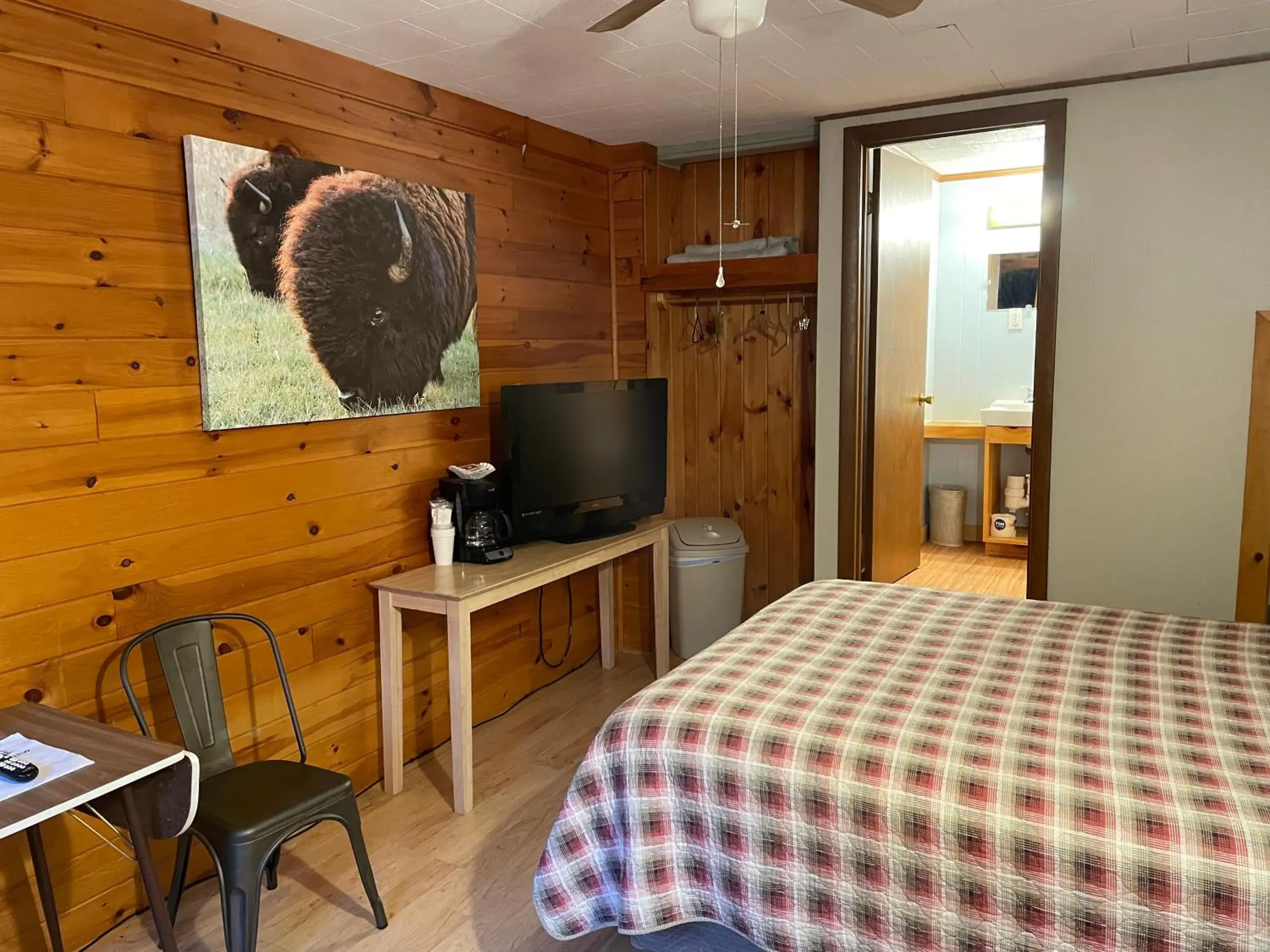 TV and multimedia, Bed in Mountain View Motel & Campground TV and multimedia, Bed in Mountain View Motel & Campground