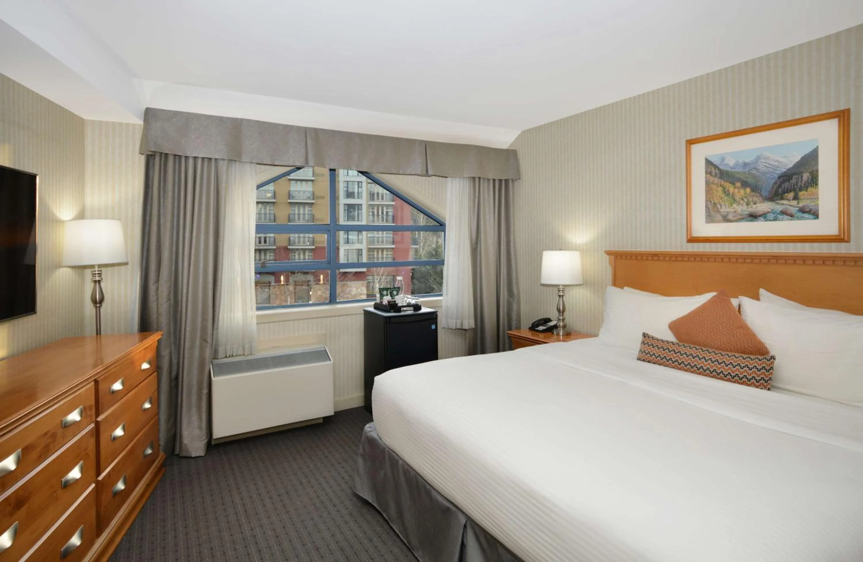 Bedroom, Bed in Listel Whistler, a Coast Hotel