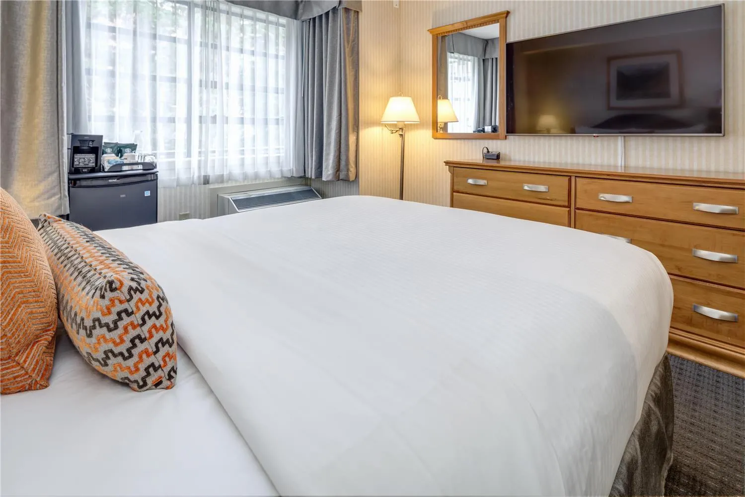 Bedroom, Bed in Listel Whistler, a Coast Hotel