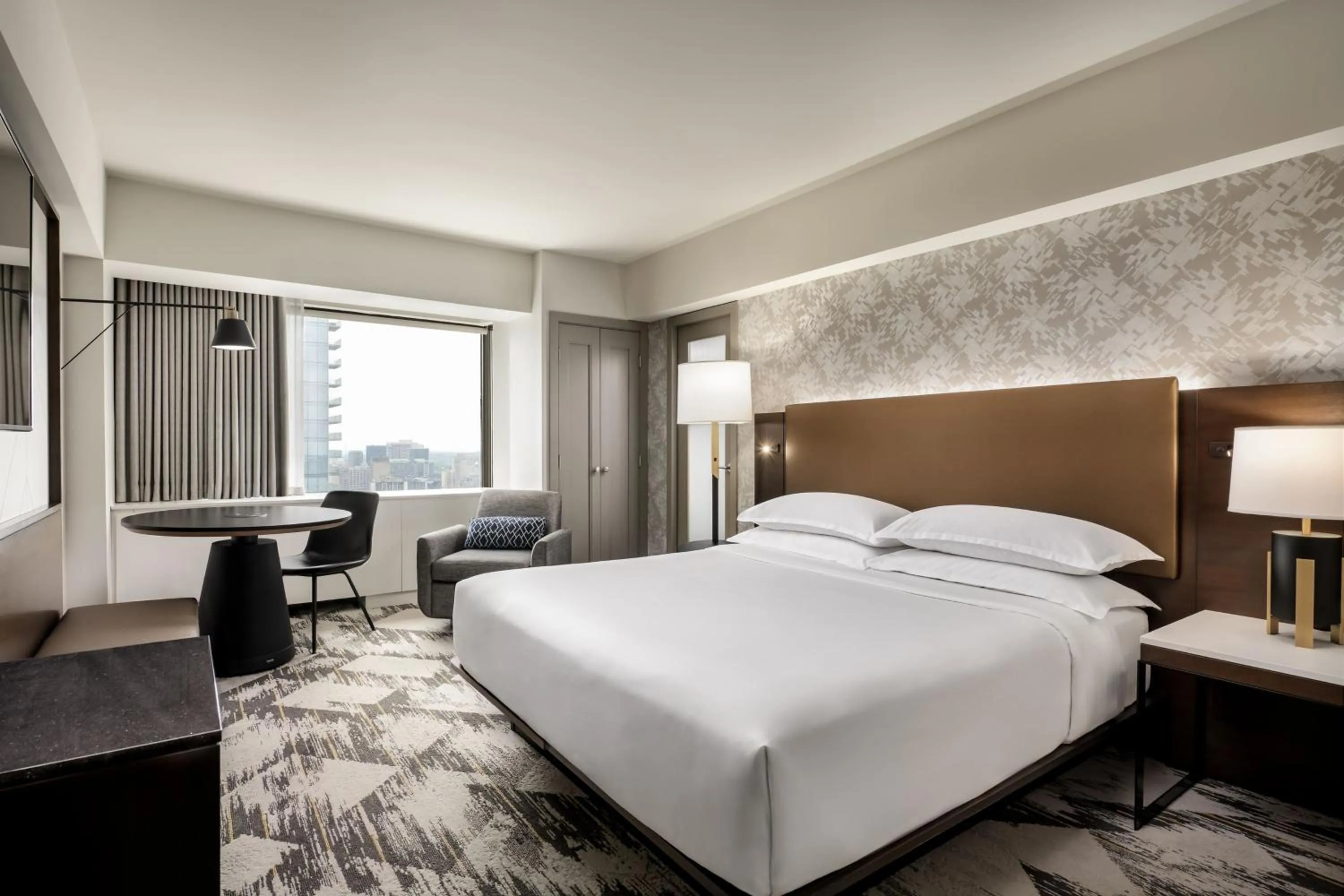 Photo of the whole room, Bed in Le Centre Sheraton Montreal Hotel