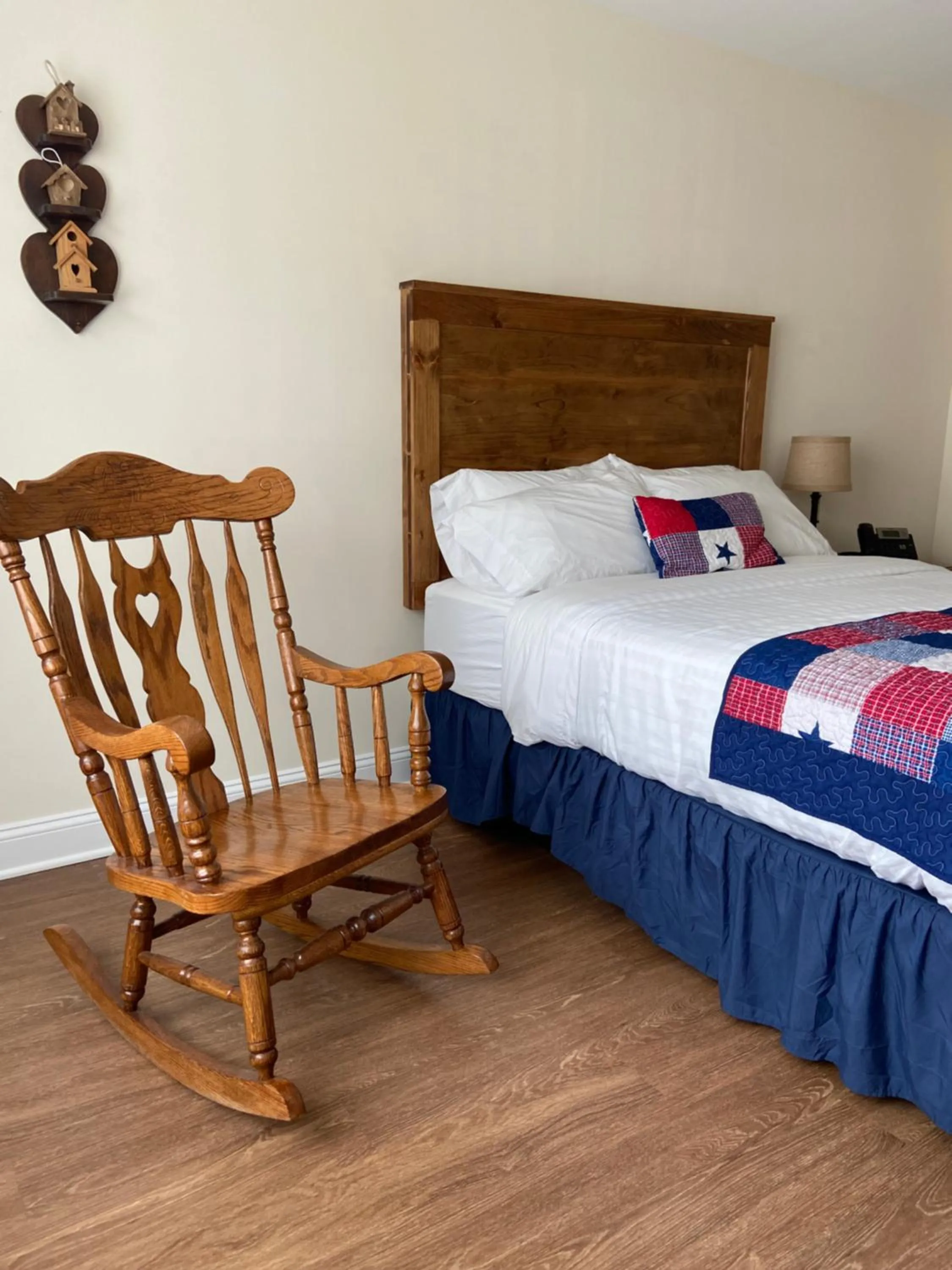 Queen Room - Disability Access in Country Inn of Hazlet