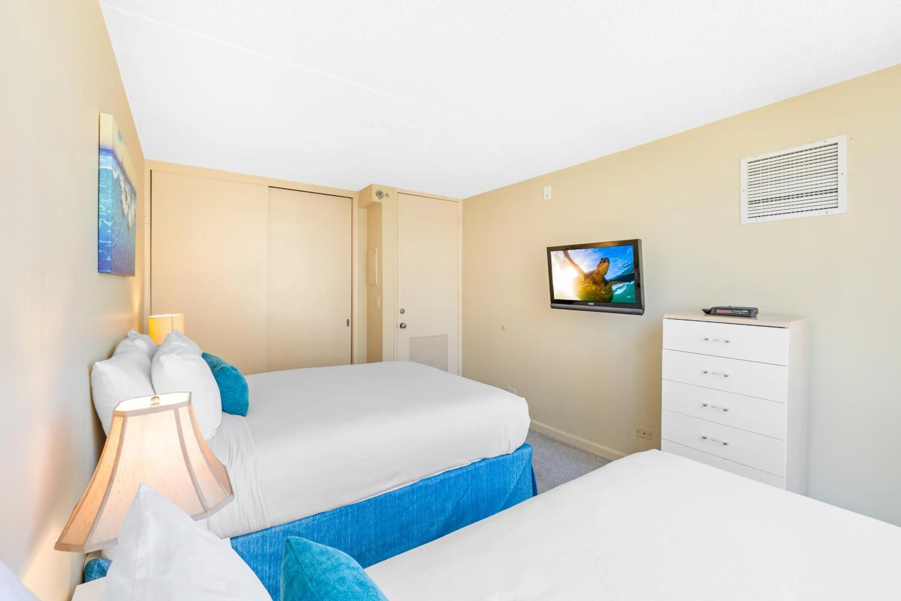 Bed in Diamond Head View Close to Waikiki Beach with Parking