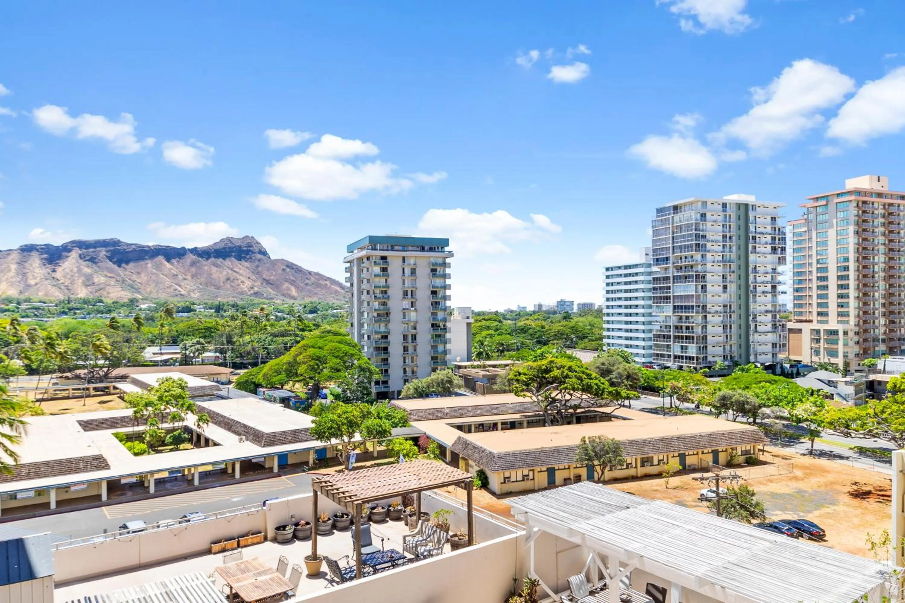 Property building in Diamond Head View Close to Waikiki Beach with Parking