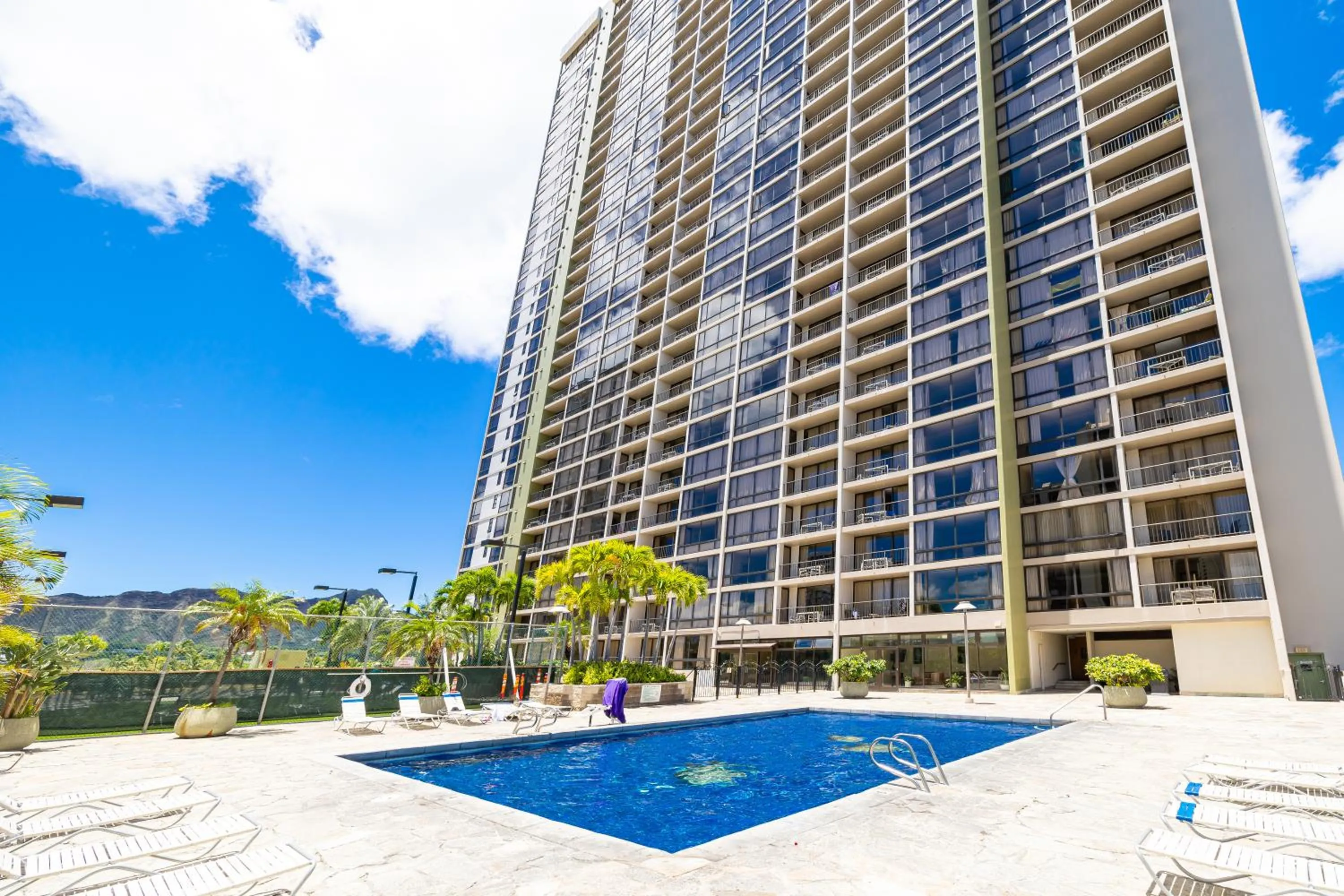 Swimming pool in Diamond Head View Close to Waikiki Beach with Parking
