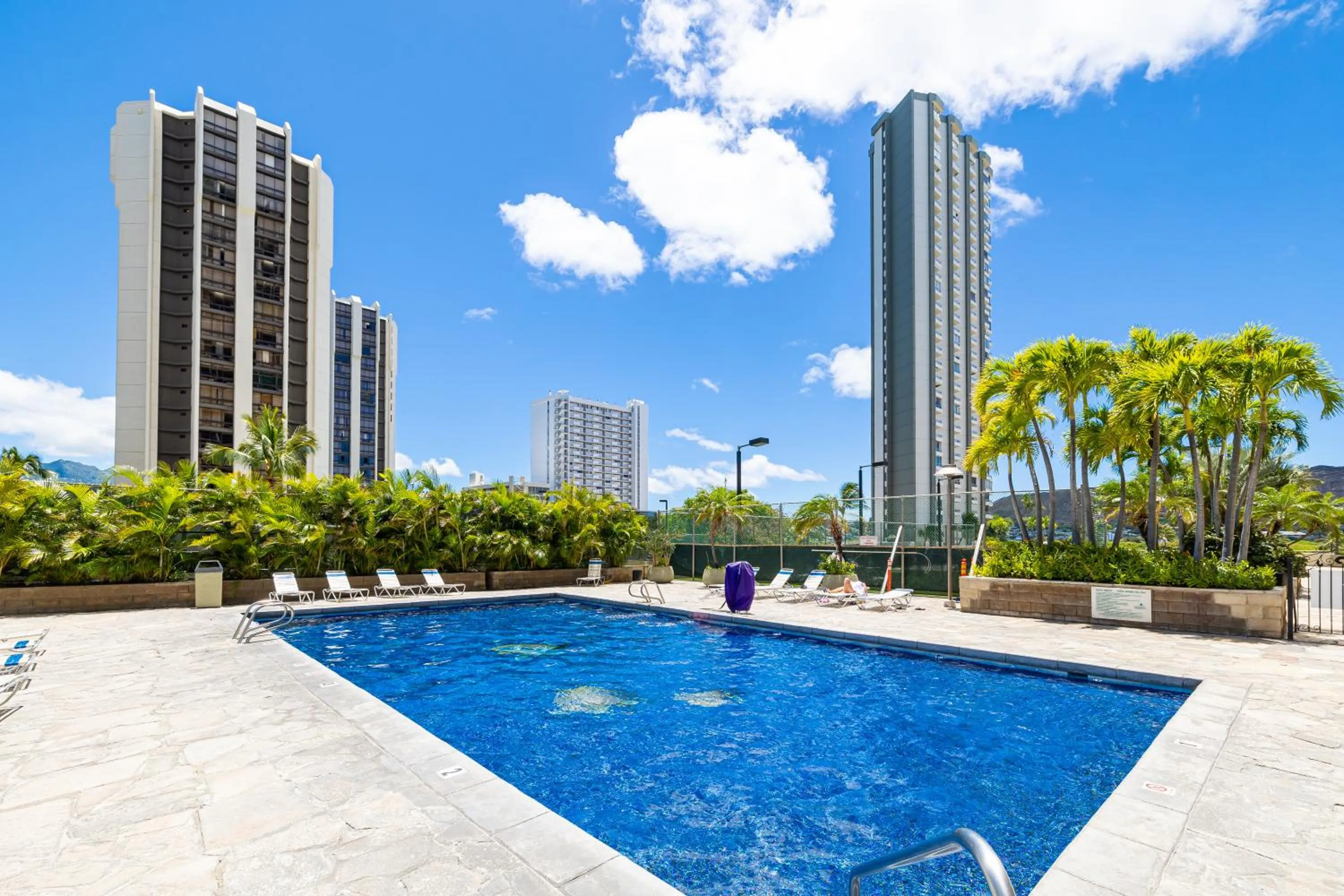 Swimming pool in Diamond Head View Close to Waikiki Beach with Parking