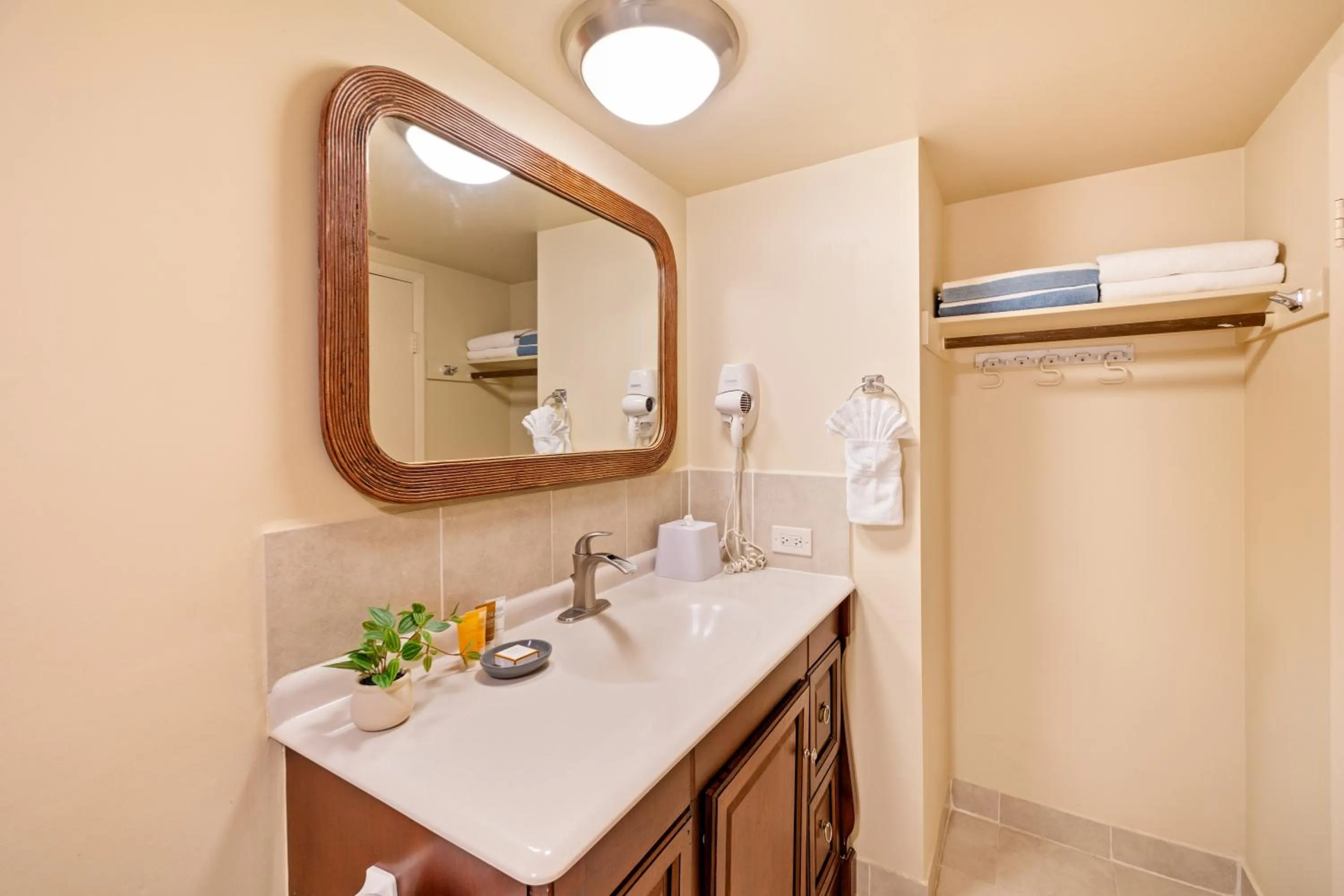 Bathroom in Diamond Head View Close to Waikiki Beach with Parking